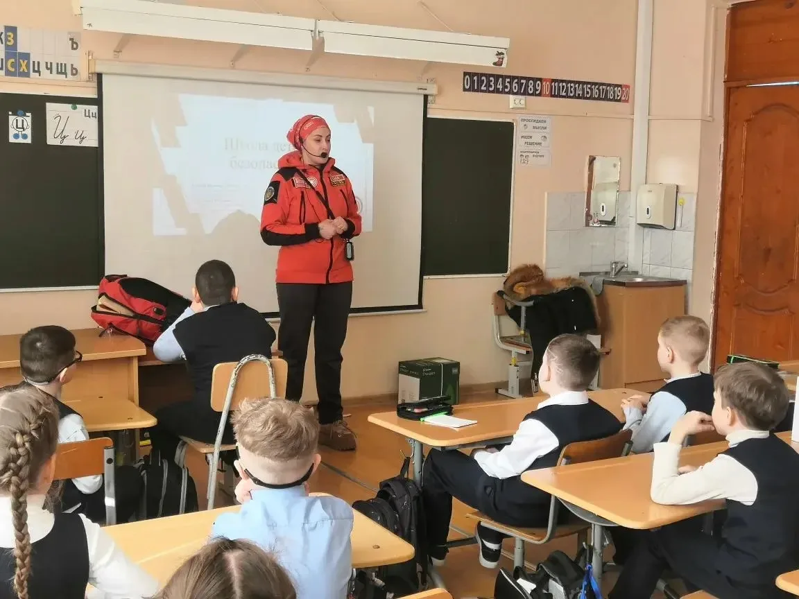 👀🔎6 марта обучающиеся 1 б класса (кл. руководитель Смыслова Т. В.) встретились с работником поисково
