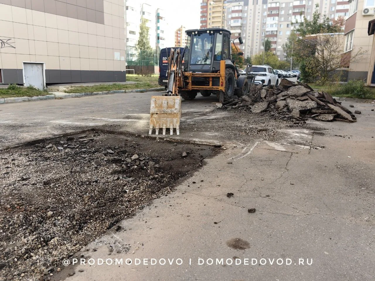 Во дворе дома по улице Кирова, 3к1 начался ямочный ремонт. За зданием почты сняли асфал...