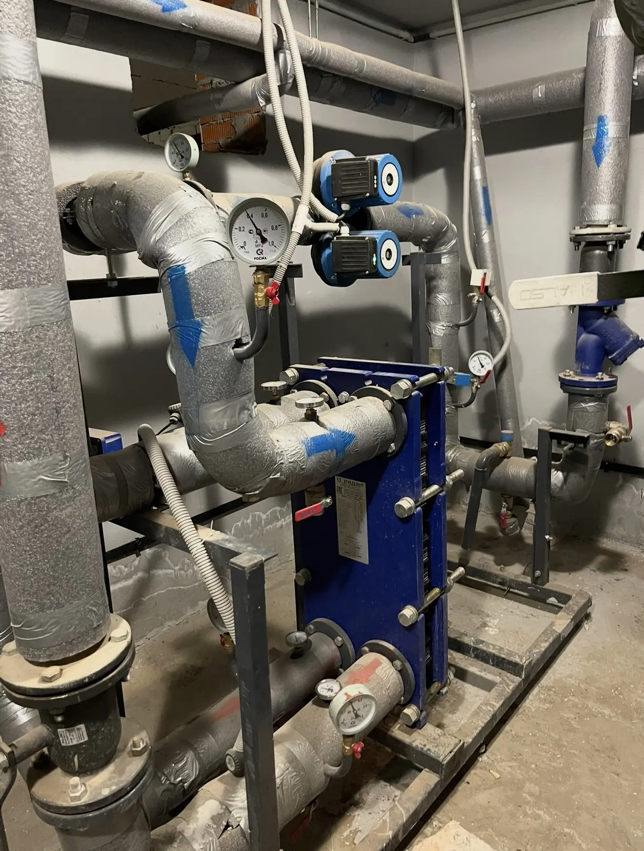 Перед каждым отопительным сезоном делается проверка и промывка систем и отдельных элементов индивиду