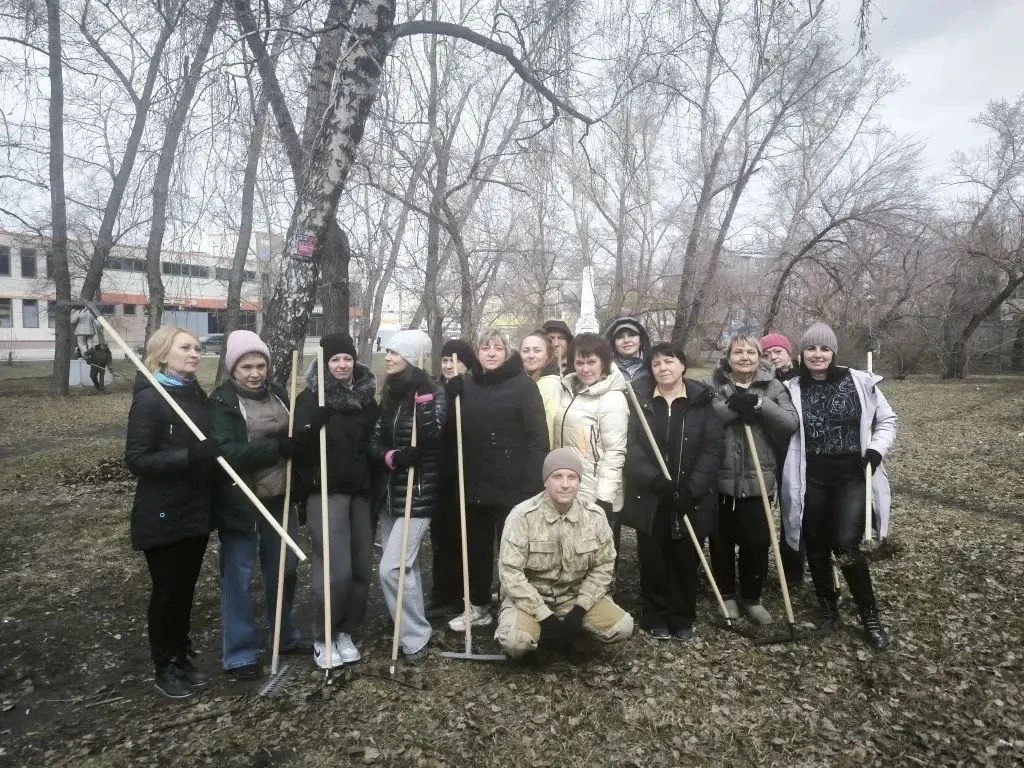 🍂🧹В Бийске полным ходом идут весенние субботники ⁣ В городе активно приводят в порядок общественные 