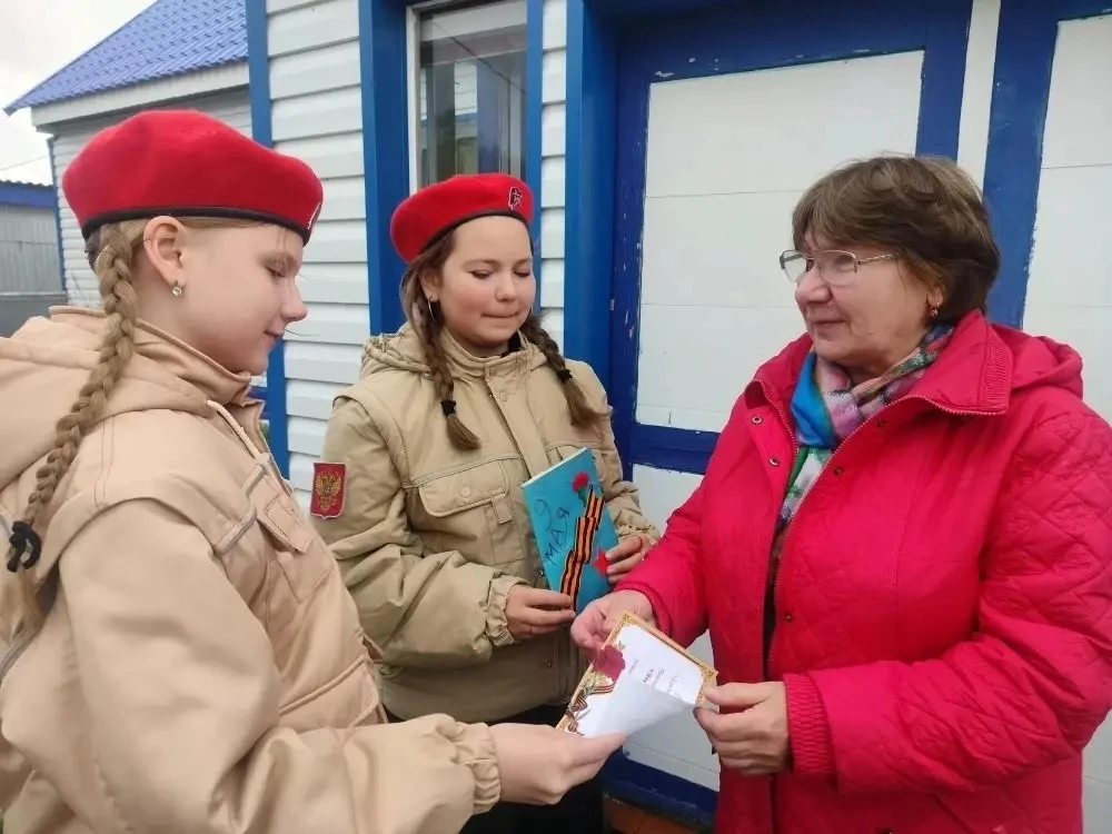 🌷❤️  Накануне Дня Победы волонтёрский отряд "#PROдобро" и учащиеся психолого-педагогического класса,