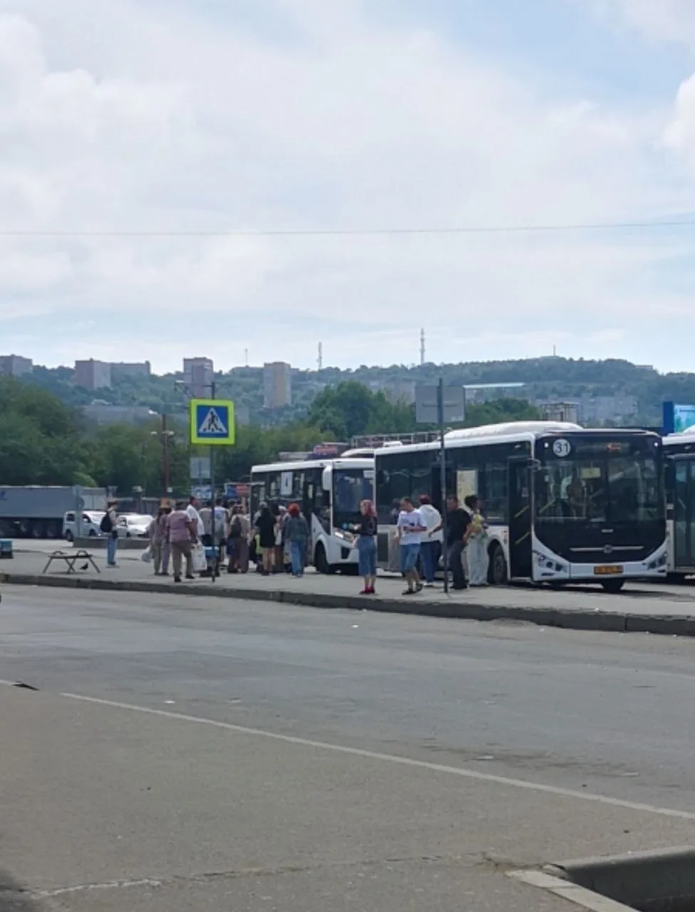 «На плошади Луговой, на остановке для транзитных автобусов №31,64,4,82,...на платформе ...