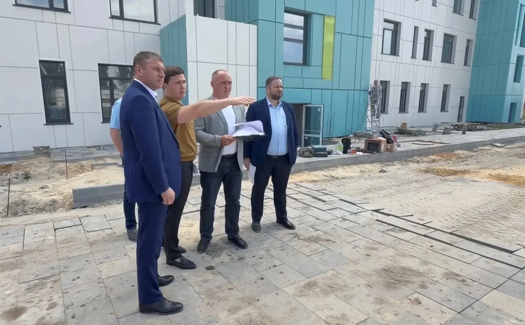 Врио губернатора проверил строительство и ремонт социальных объектов в Белгороде — пост...