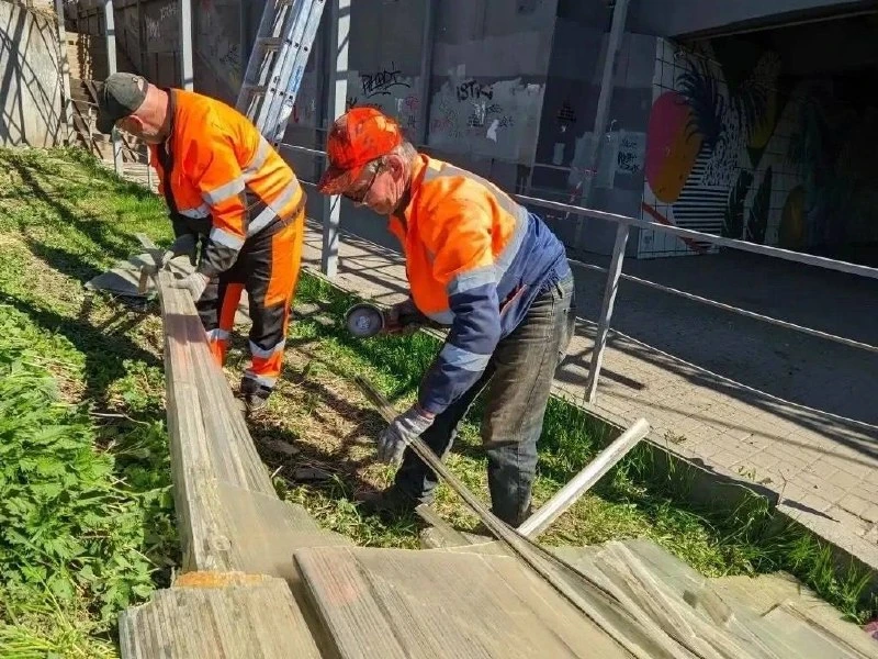 🛠 В Иванове обновляют переход у Соковского моста  Старое поликарбонатное покрытие над подземным пере