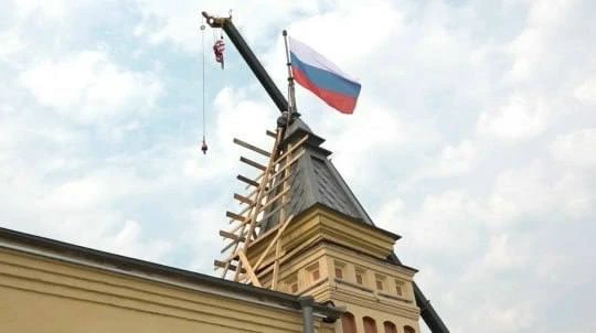 Над башнями главного корпуса Нижегородской ярмарки спустя столетие снова реют флаги.