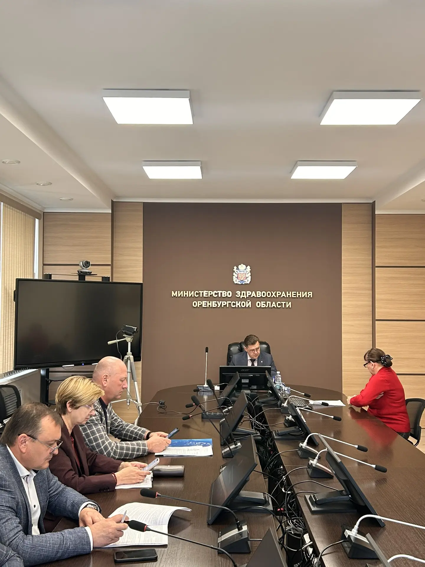 Провел прием граждан по личным вопросам. Ко мне обратились три человека. Граждане подни...