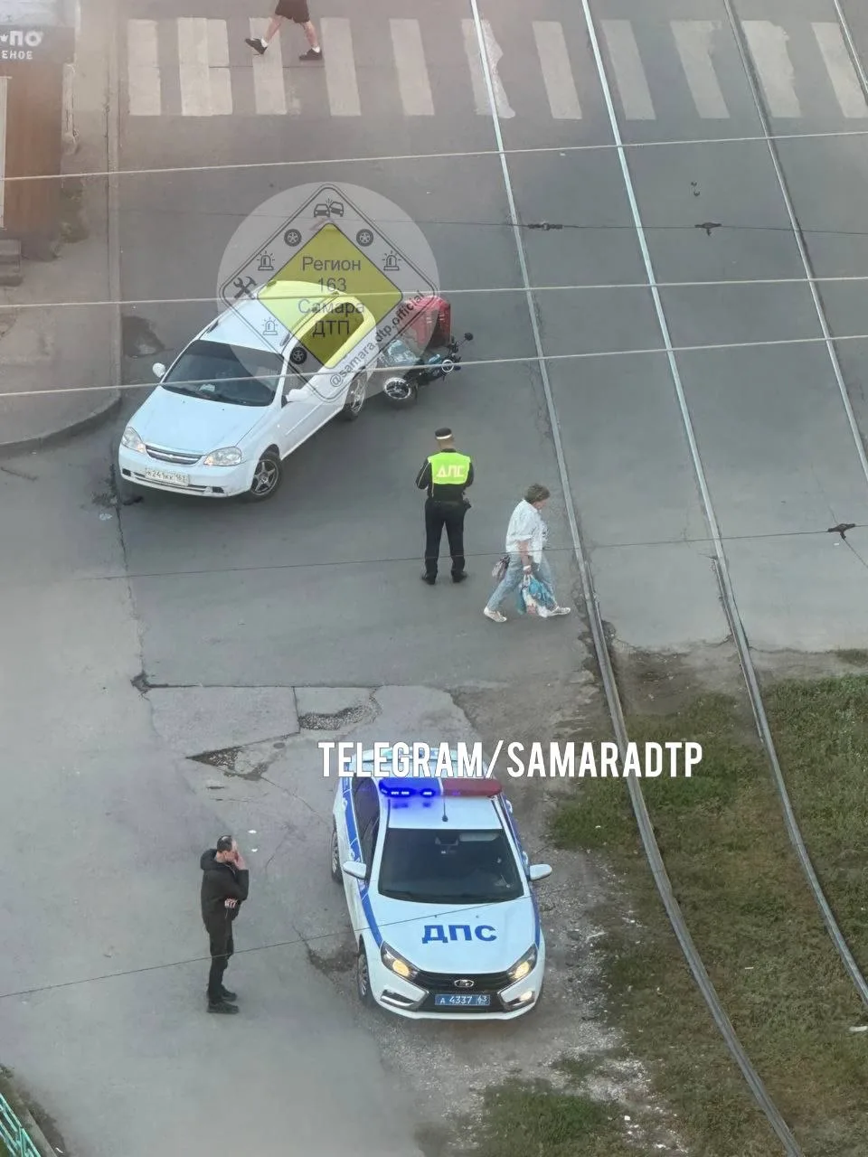 На улице Чернореченской автомобиль сбил курьера.