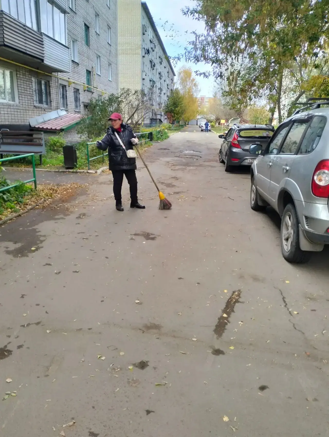 🧹 Сегодня проводится уборка дворов и контейнерных площадок по адресам: