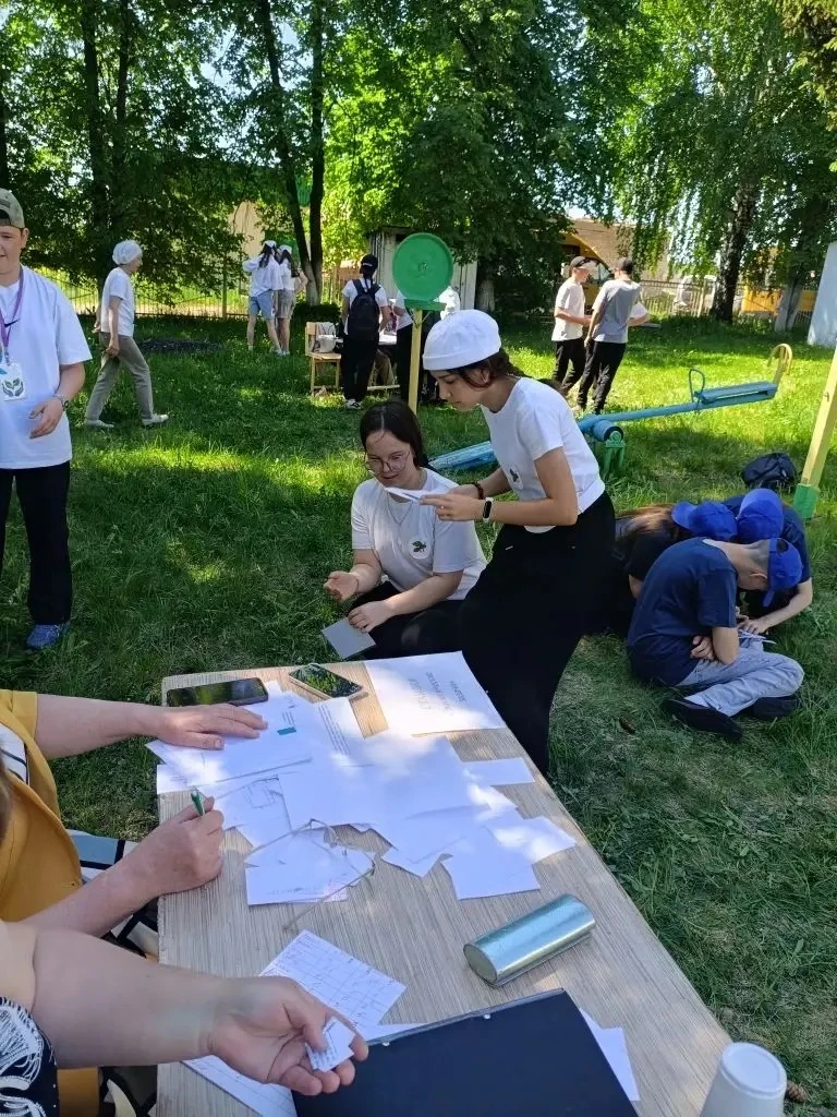 Табигать белән дус укучыларыбыз бүген Теләкәй мәктәбендә узучы экологик ярышта катнаша. Алар 7 станц