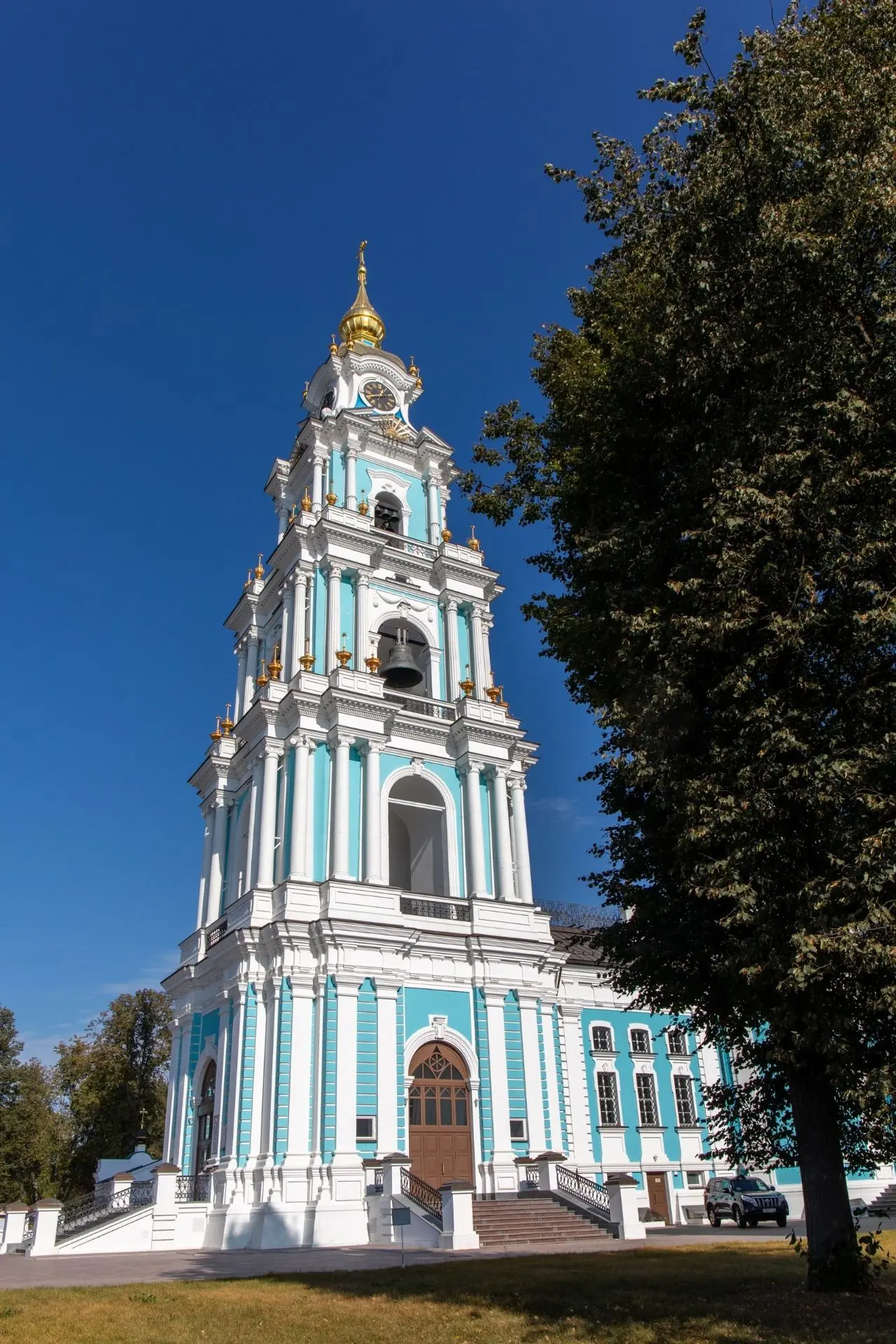 Кострома как на ладони - золотые купола, старинные особняки, плавный изгиб Волги и беск...