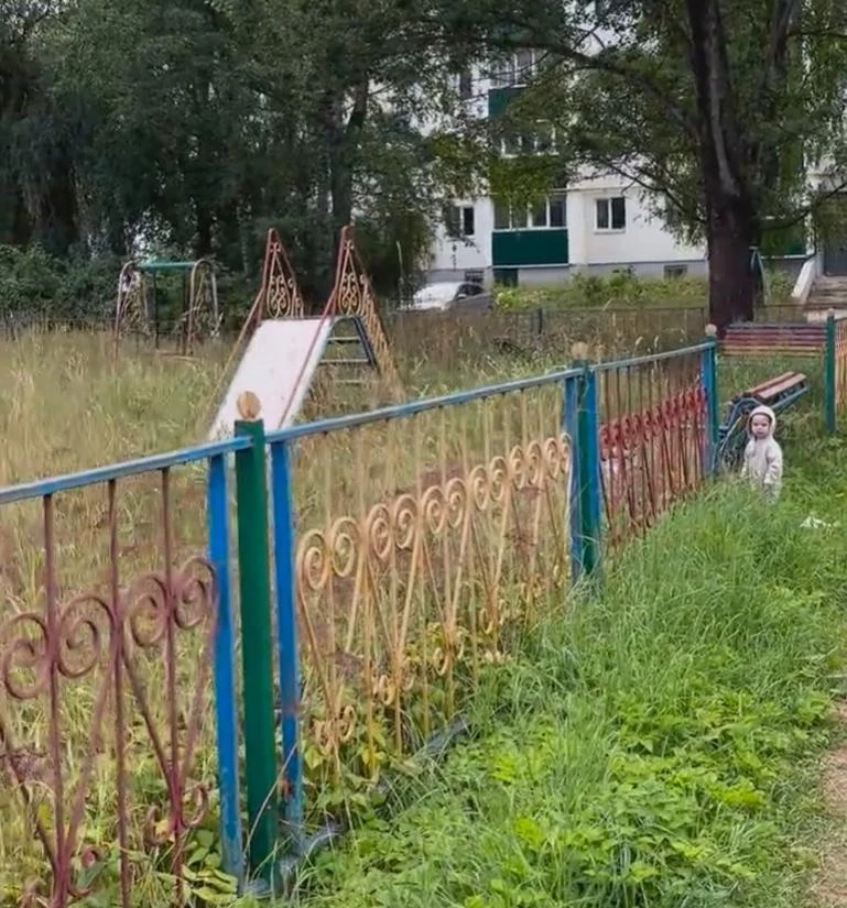 В ОСТАШКОВе НАШИ САМУЮ ДИКУЮ  ДЕТСКУЮ ПЛОЩАДКУ -оградка как на кладбище и заросли травы...