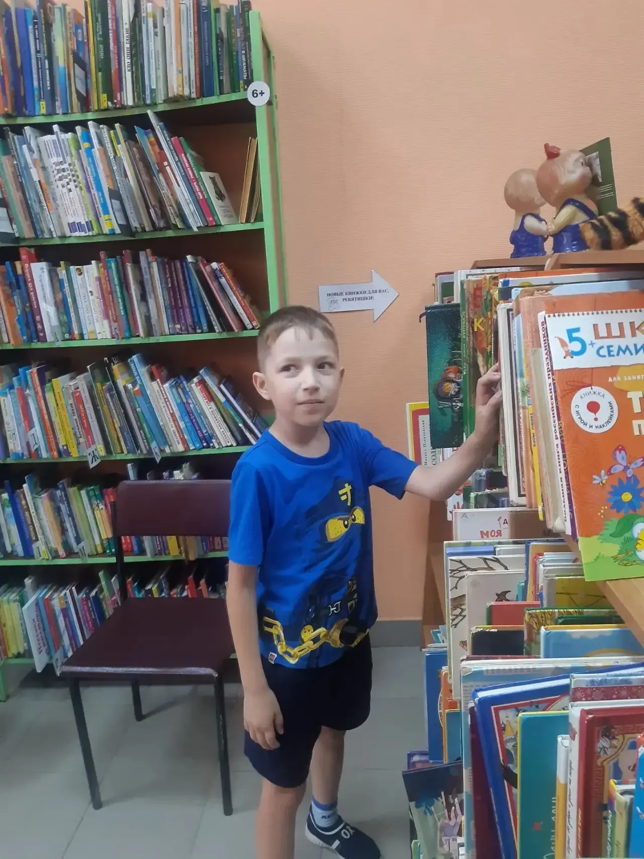 Кирилл Ушаков (2Б) прекрасно проводит летние каникулы. Он не только отдыхает, но и ходит в библиотек