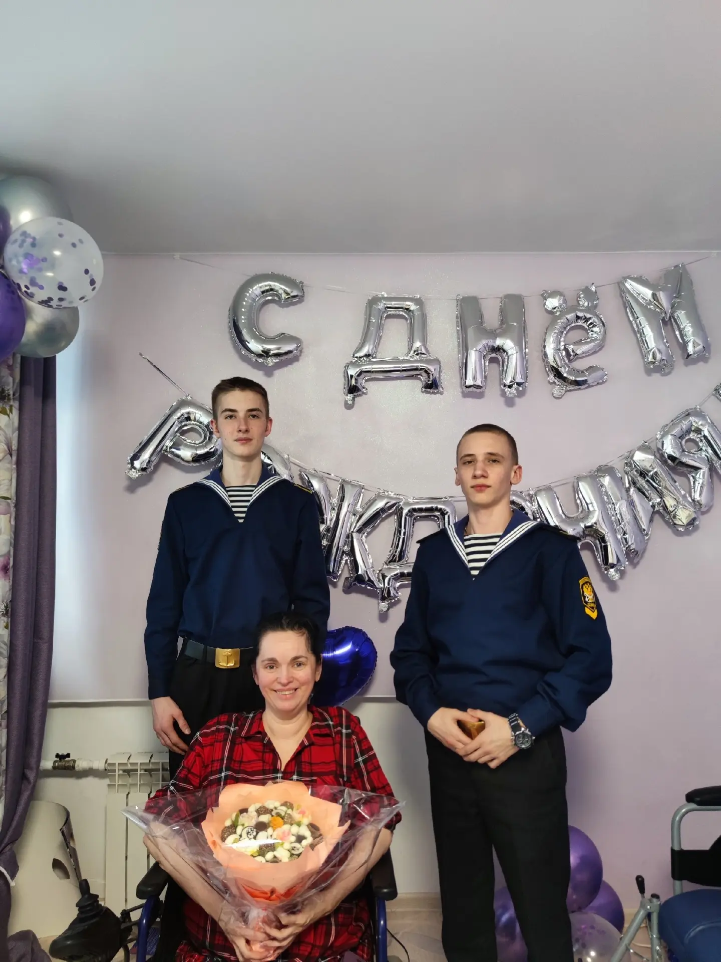 7 марта курсанты группы "Речники" (Ярослав Миронов, Владимир Оканевский и Максим Разрывин) поздравил