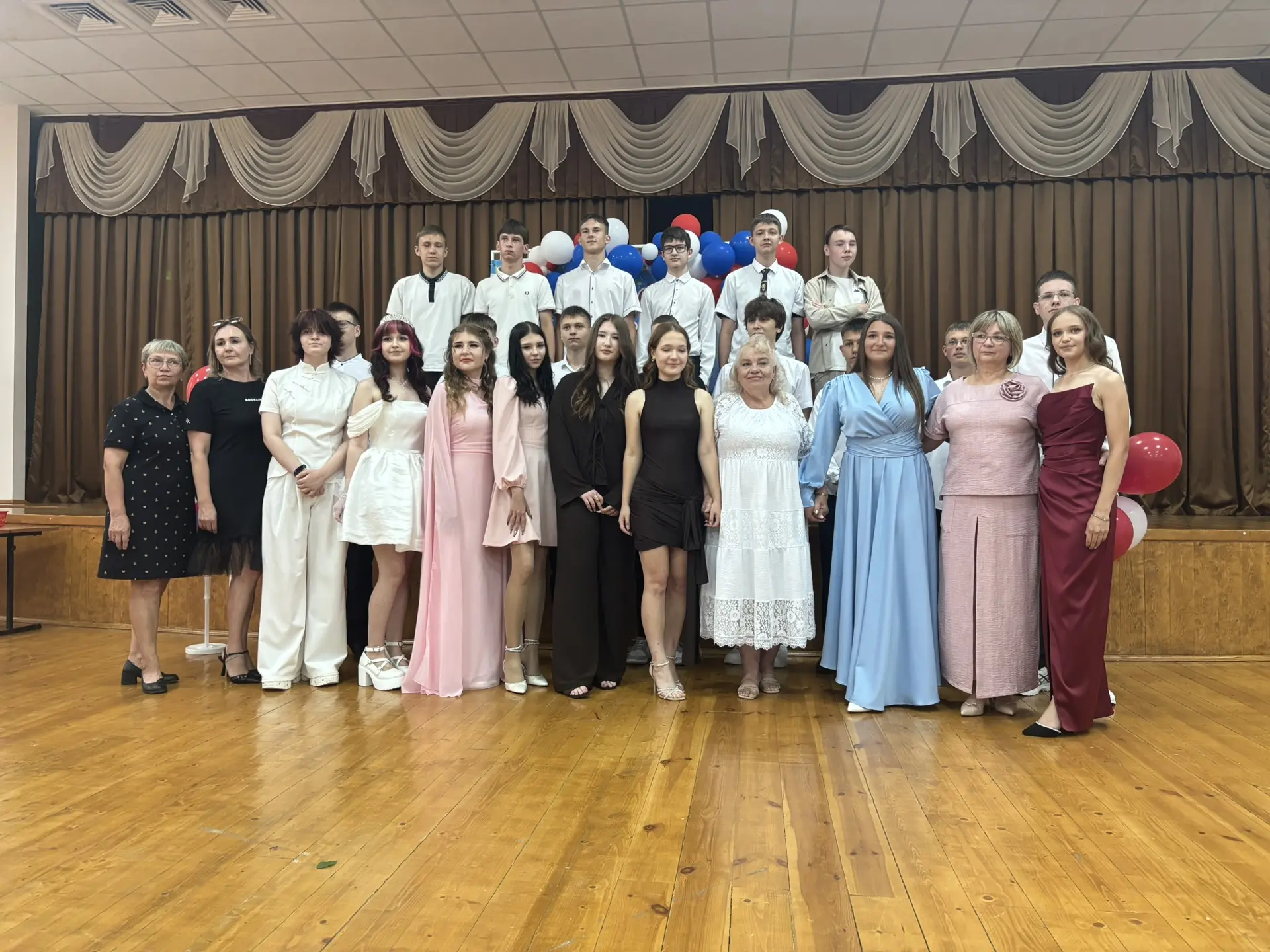 Прощание с девятым классом 

🎓 В нашей школе состоялась торжественная церемония вручения аттестатов