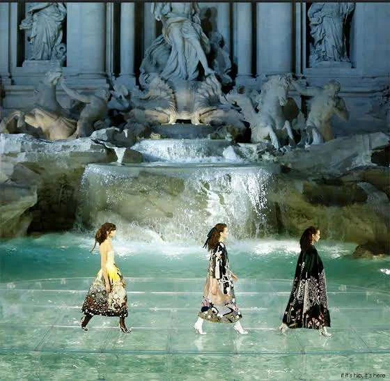 Fendi. Показ коллекции от кутюр осени-зимы 2016 года

Еще один юбилей - 90-летие бренда, Fendi отпра