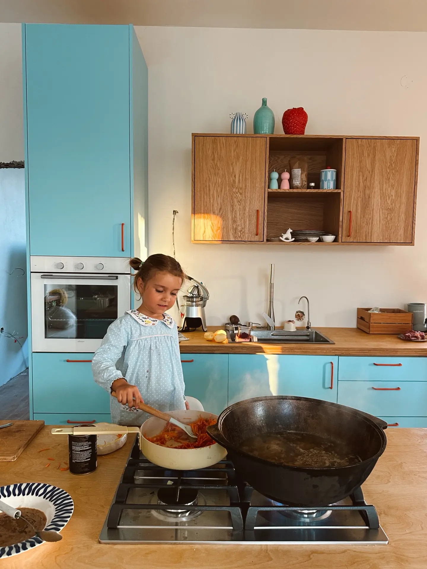 Ясна готовила свой первый борщ на нашей новой кухне 🤌
Разве есть люди, кто его не любит?) Вы любите