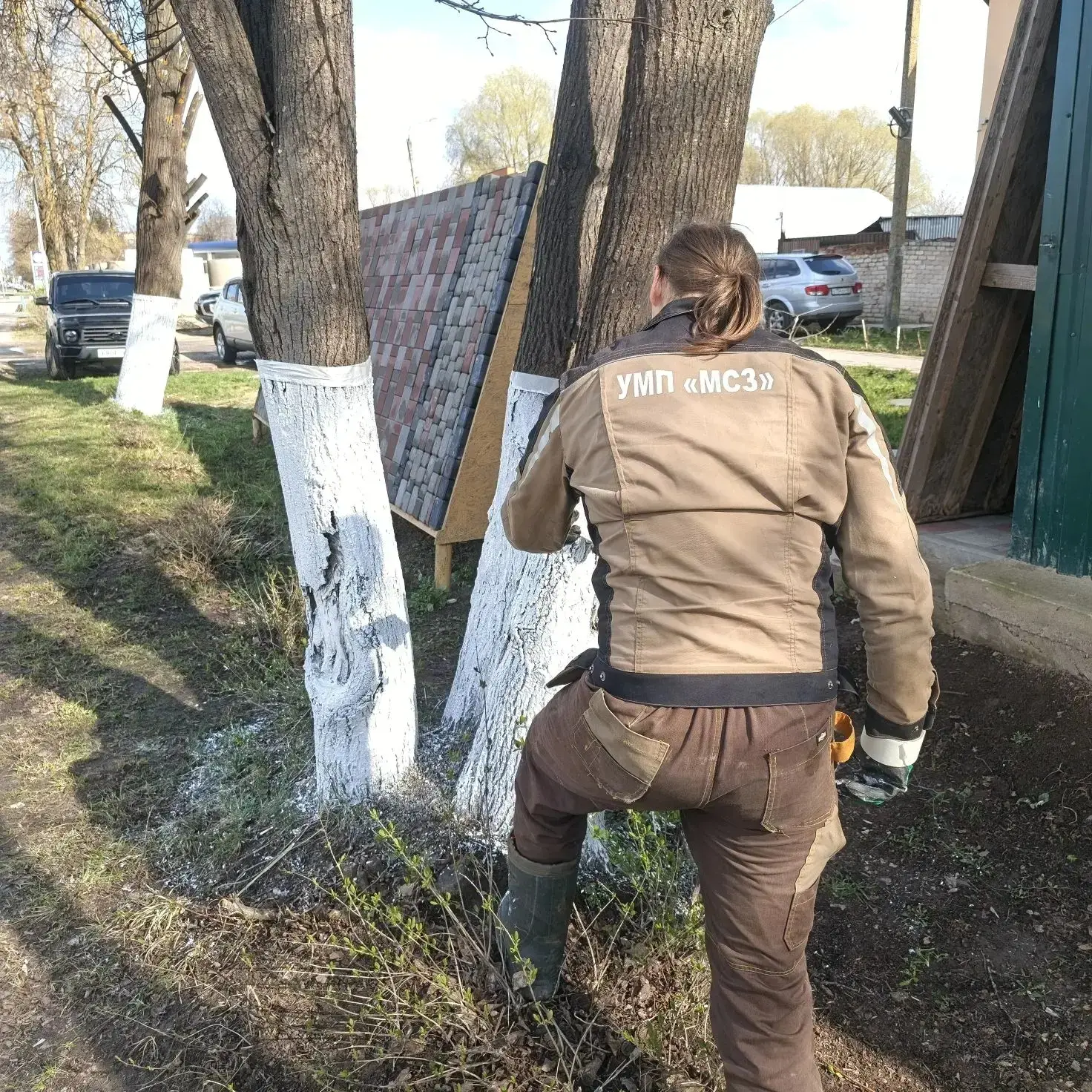Апрельский субботник сегодня прошёл дружно и продуктивно: сотрудники МУП «Малоярославец...