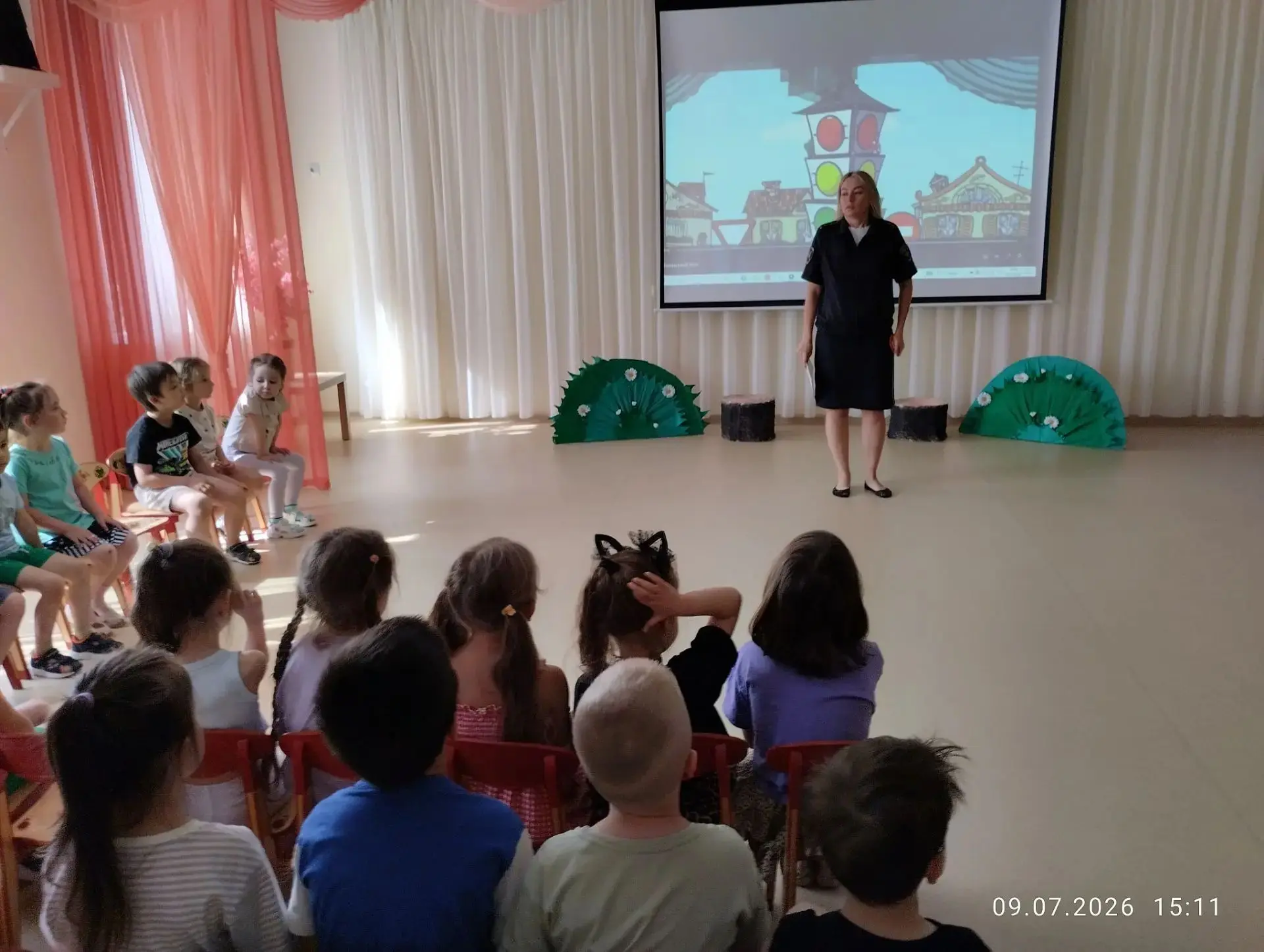 Одной из главных задач детского сада является воспитание безопасного поведения на дороге. Обучение п