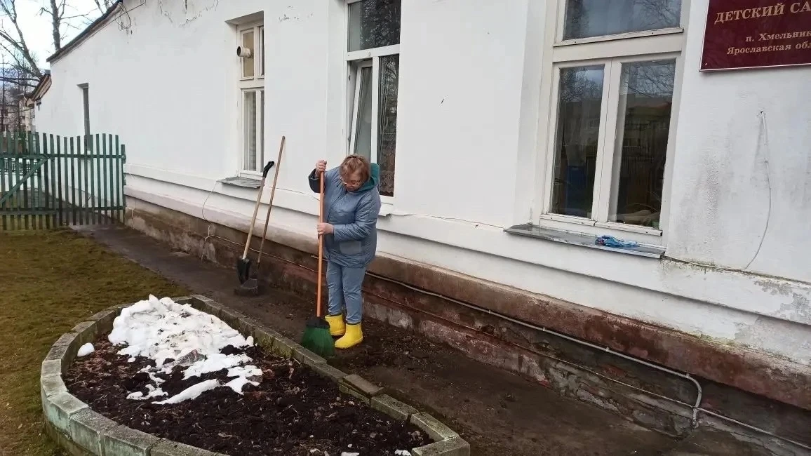 💥Весёлый субботник в корпусе центра развития ребенка п. Хмельники 👍  ☘️Вместе дружно мы пойдём Травк