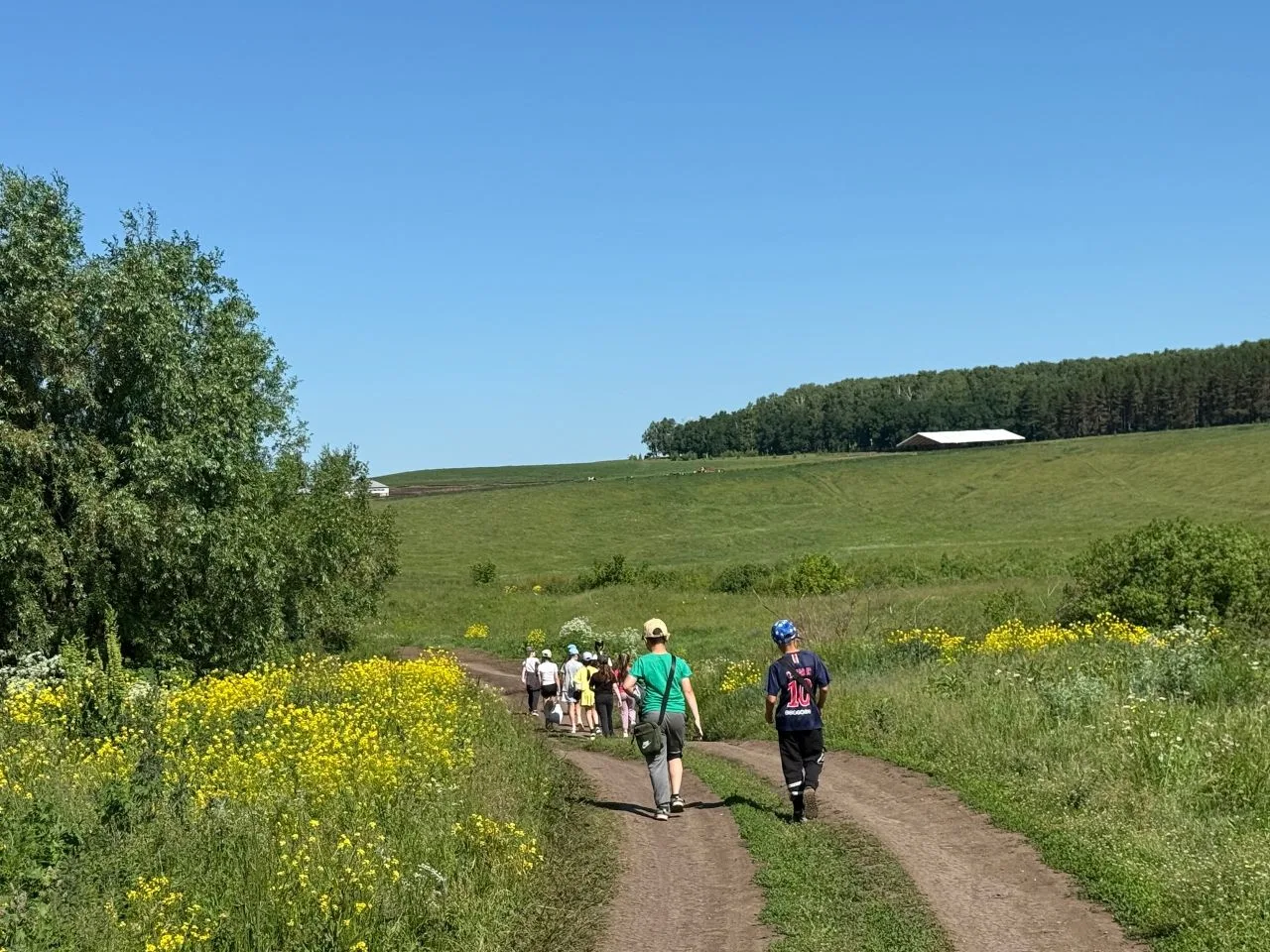День экологии: живые браслеты, берег речки и магия глины! 🌿🌸🌊
В нашем лагере прошел один из самых