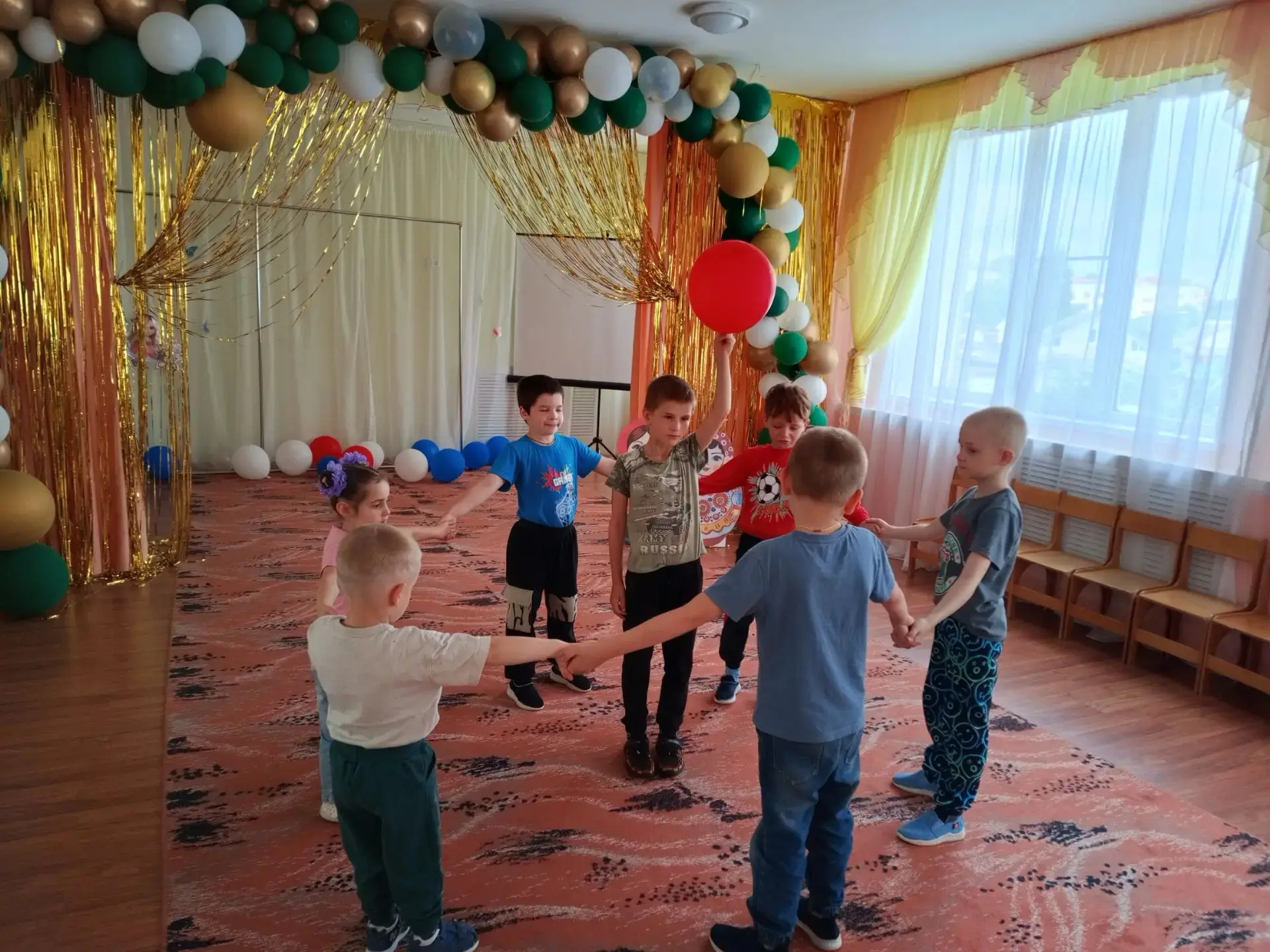 В детском саду в группах "Бельчата"  и "Котята" прошёл тематический день, посвящённый Дню Солнца. 
Д