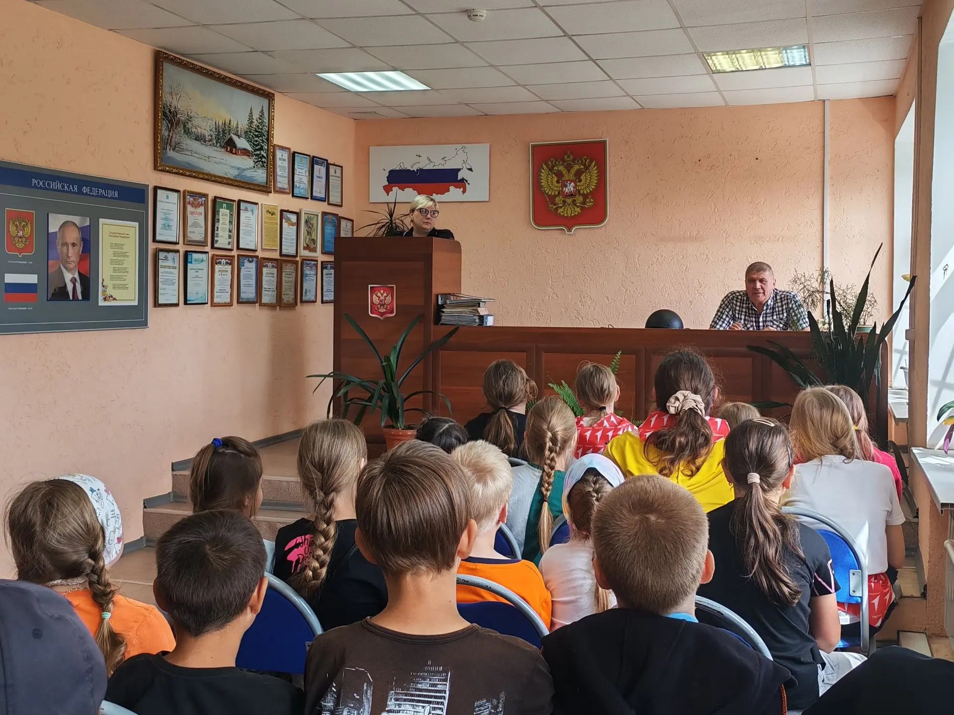 Каникулы с пользой: юные жители Парфинского округа побывали на экскурсии в отделе полиции

Заместите