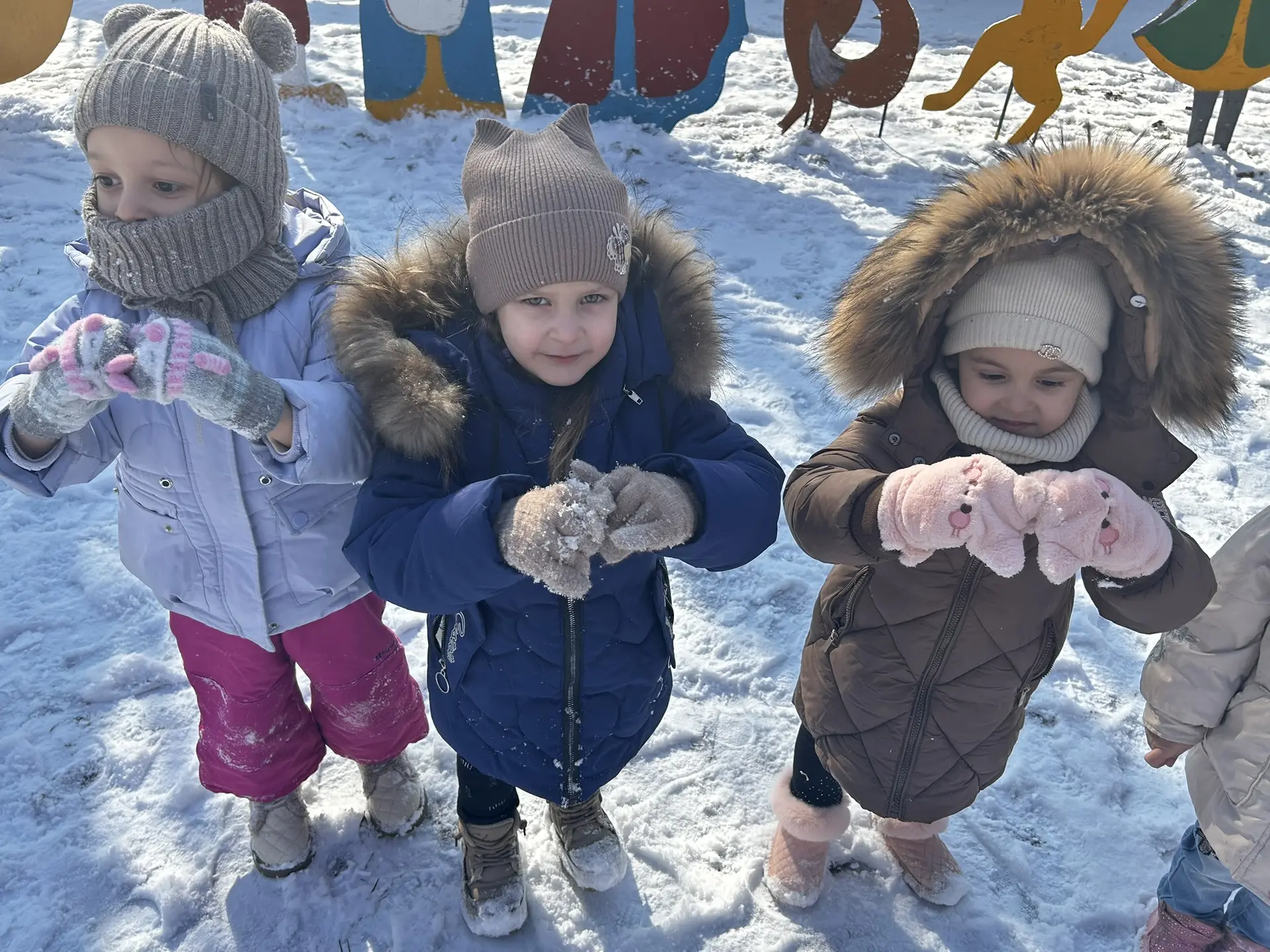 Зимние прогулки в ДОУ -важный режимный момент для оздоровления. ✅Польза:холодный воздух...