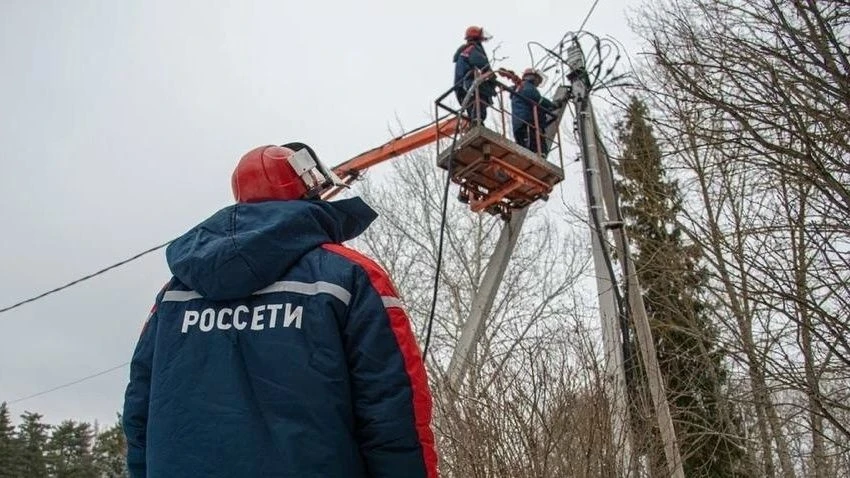 В Калининском округе ведутся работы по восстановлению электричества