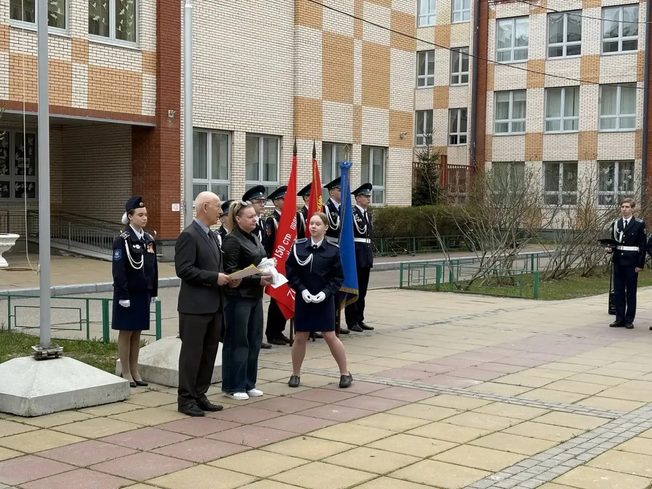 Добрый день, уважаемые гости, педагоги, учащиеся!  Сегодня в нашей школе прошла торжественная линейк