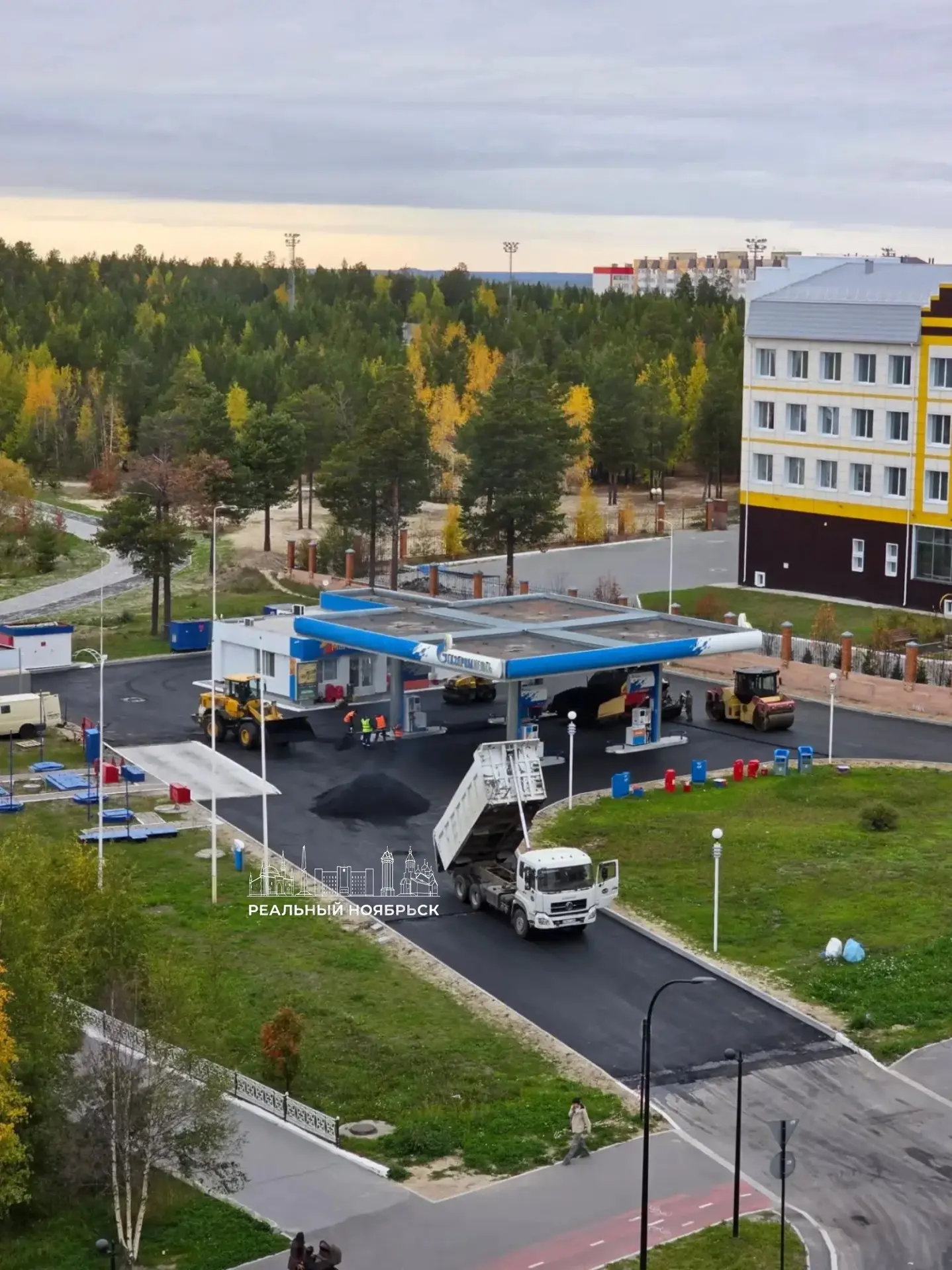 ⛽️ На заправке ГПН на Советской укладывают новый асфальт. Завтра её планируют открыть
