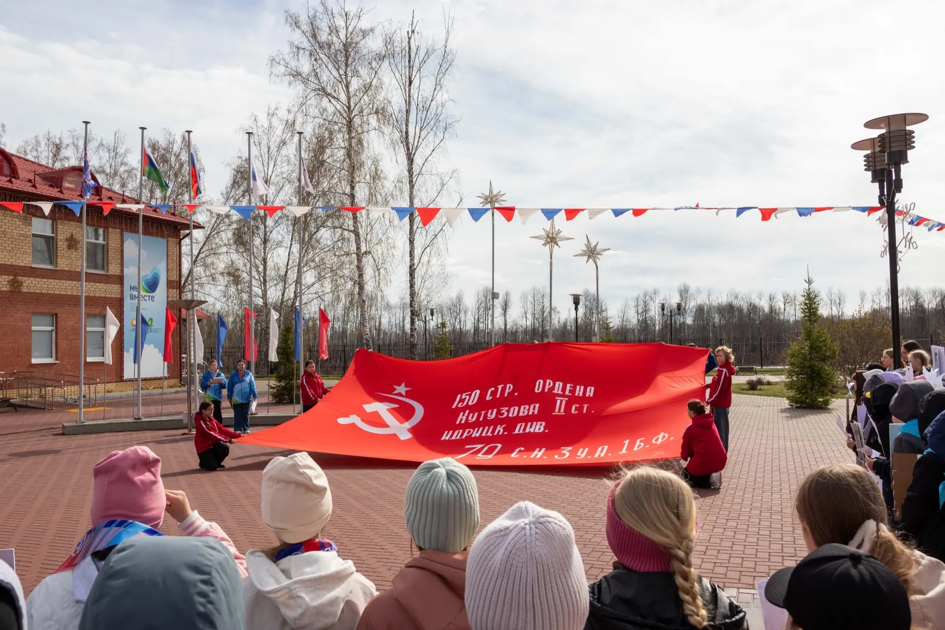 БЕССМЕРТНЫЙ ПОЛК  В «Олимпийской Ребячке» прошла акция — Бессмертный полк.  Ребята и вожатые выстрои