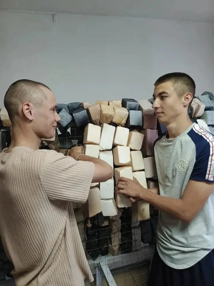 🙌 Сети для фронта: студенты Кореновского политеха плетут маскировку для бойцов СВО  Студенты, прожив