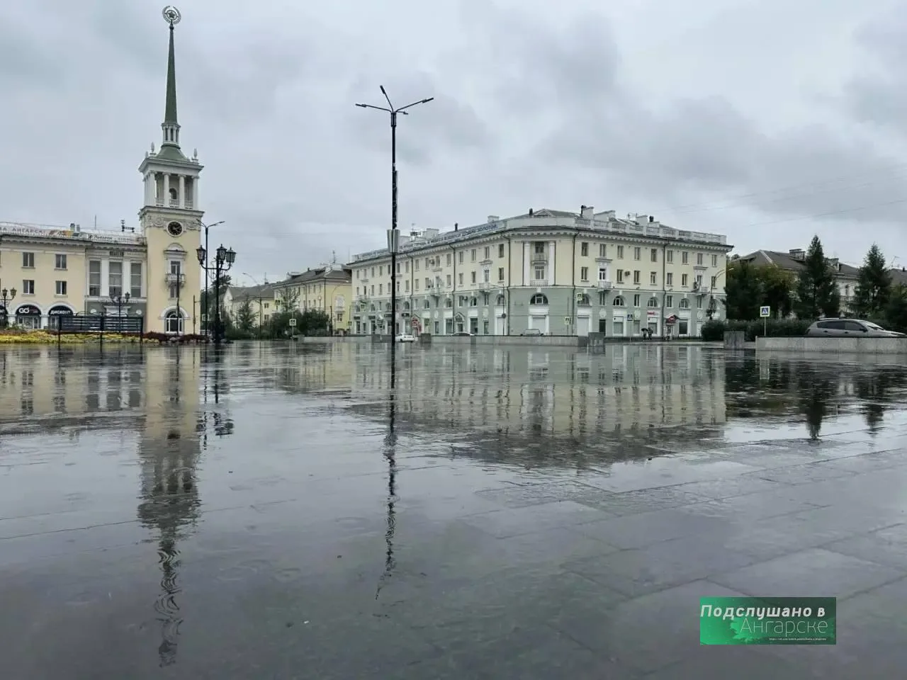 Ангарский шпиль и его отражение.