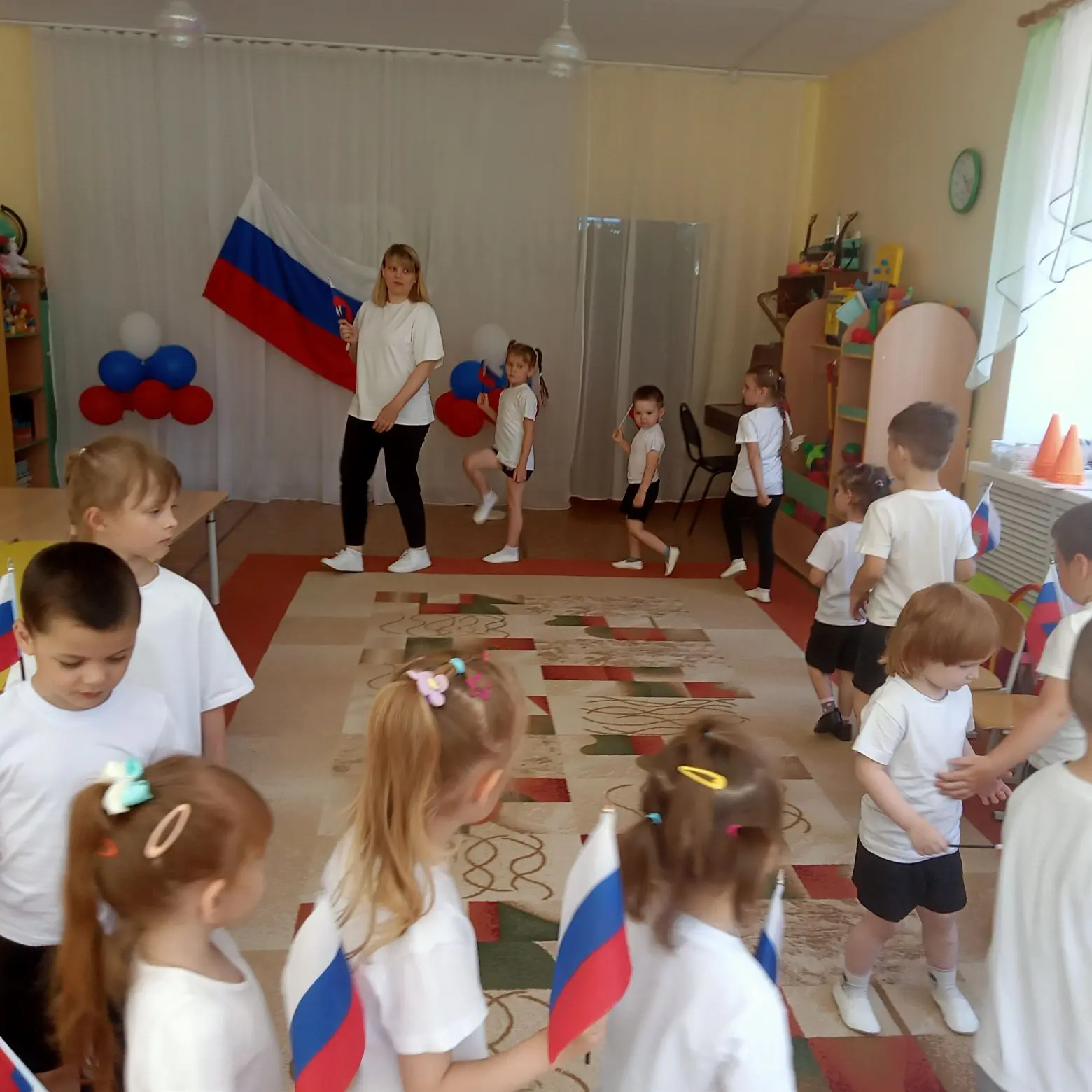 Нам праздники для радости даны,
Мы знаем их немало, самых разных,
Но день России, день родной страны