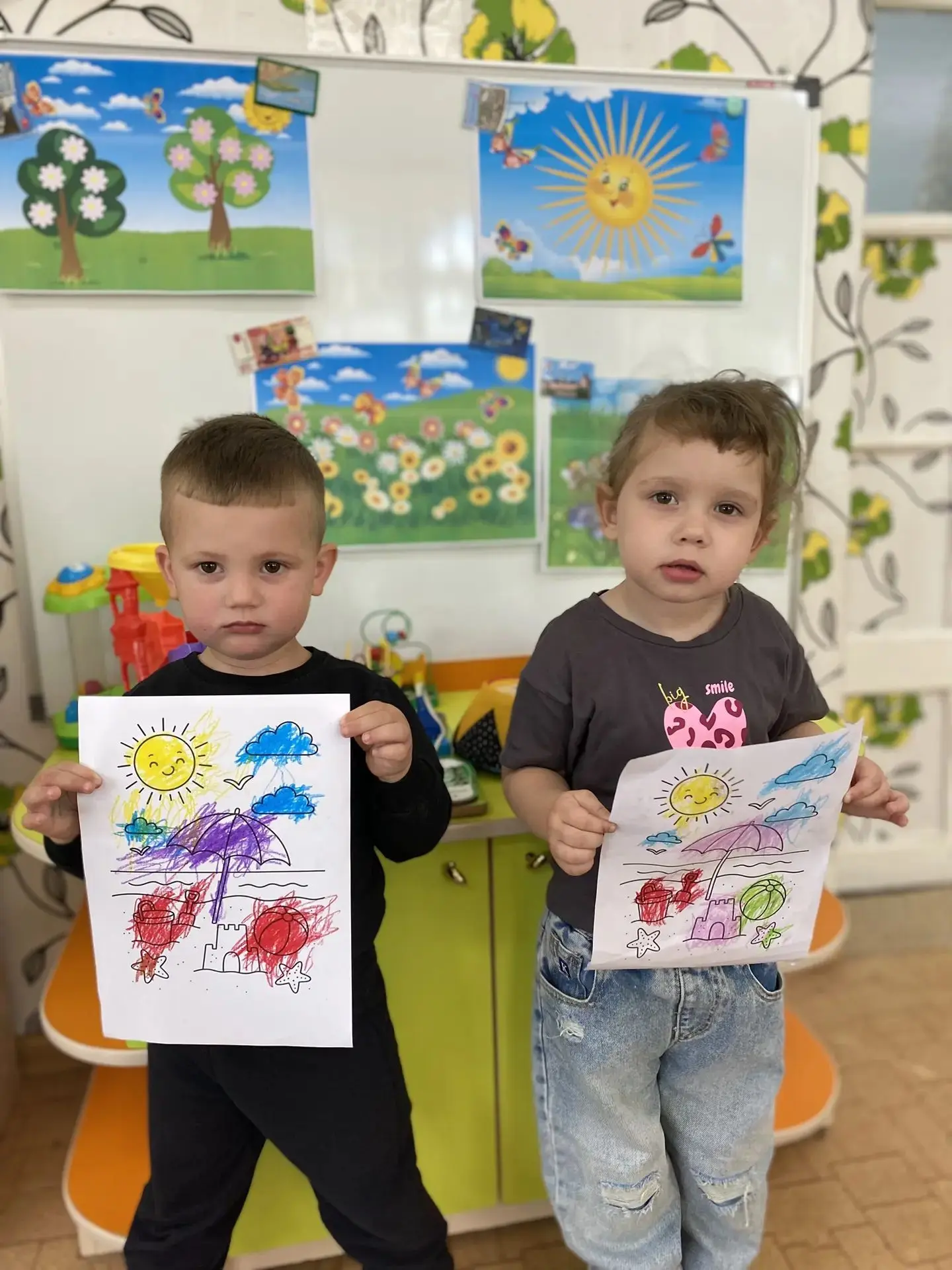 «День раскрасок». 🎨 в группе "Непоседы "
 
⁉️Многие родители интересуются:«Зачем детям раскраски?"

