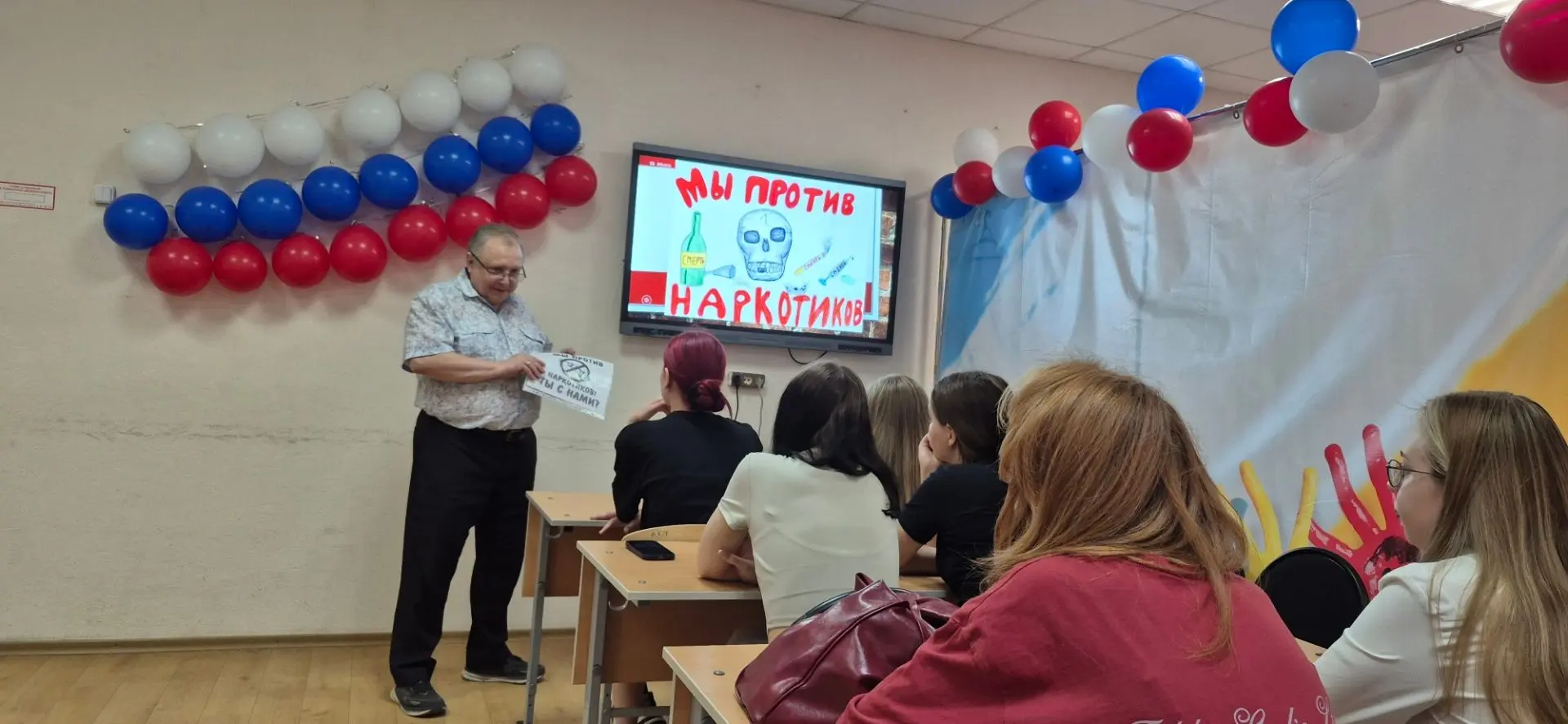 В рамках профилактических занятий с подростками психолог отделения психолого-педагогической помощи о