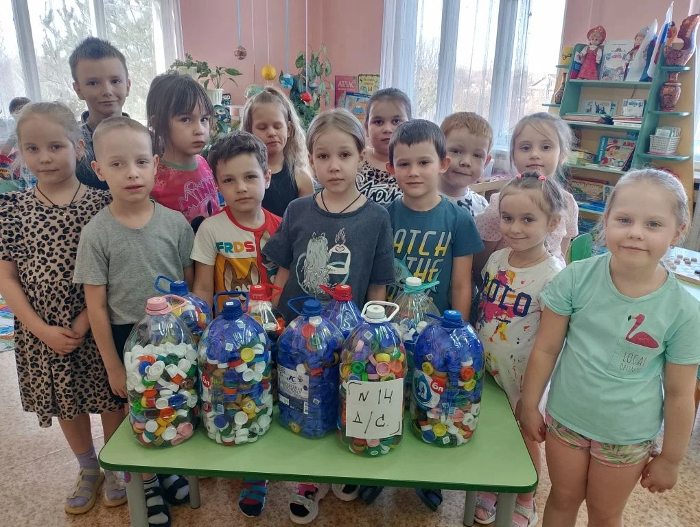 Наши юные волонтеры старше-подготовительной группы активно принимают участие в сборе пл...