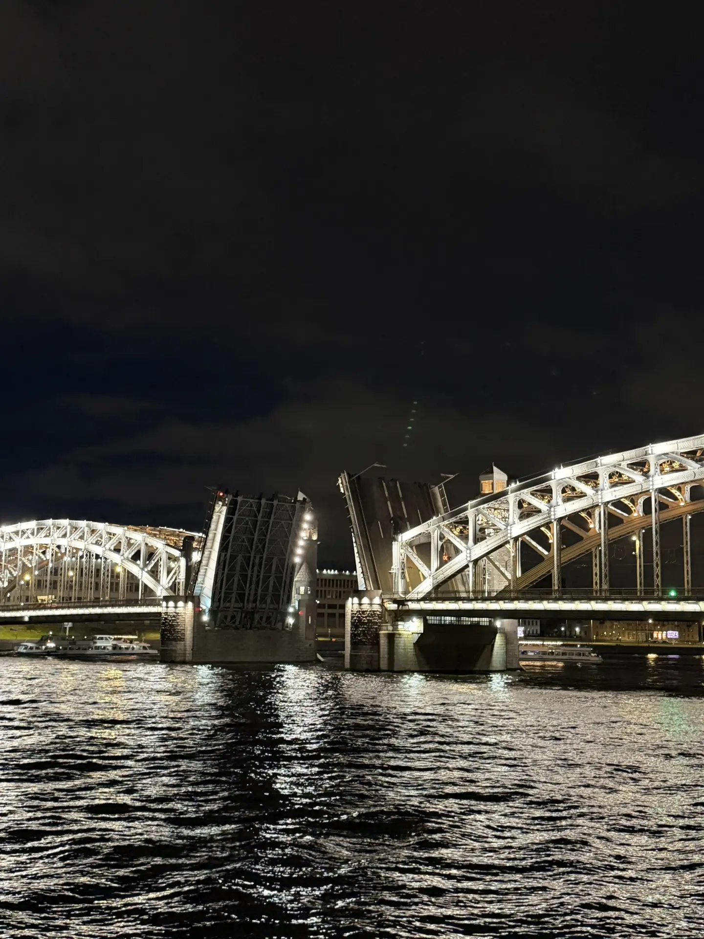 Наверное, самый красивый мост в Питере :)

Когда мост открыли в 1911 году, его разводной механизм бы