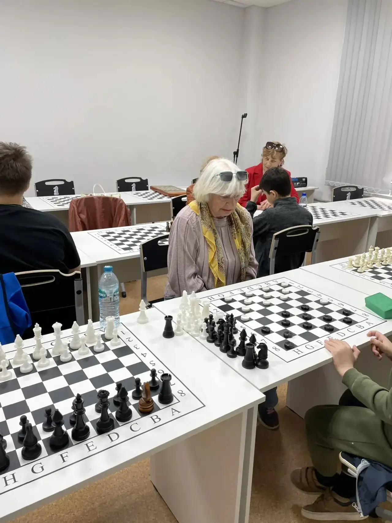 Турнир по шашкам

Ребята из пришкольного лагеря «Сказка» приняли участие в турнире по шашкам совмест