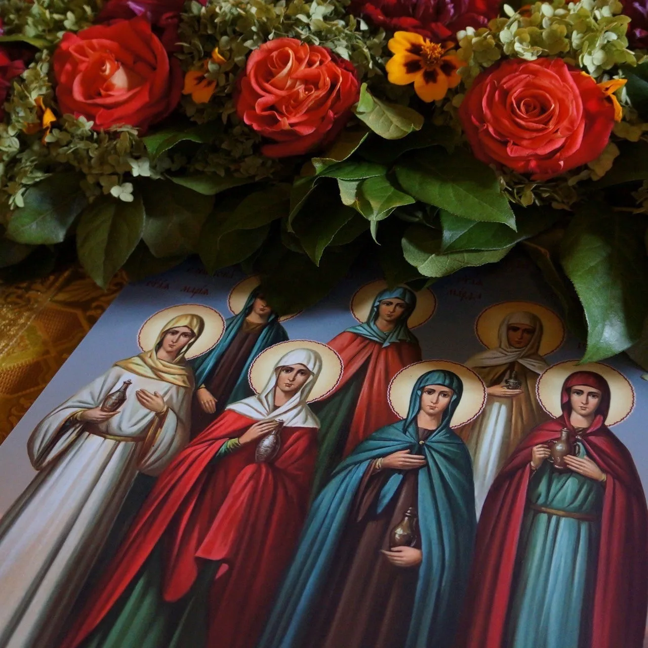 Дорогие сестры! 💐   Сегодня, в этот светлый день, мы отмечаем День жен мироносиц! 🌸 Эти удивительные
