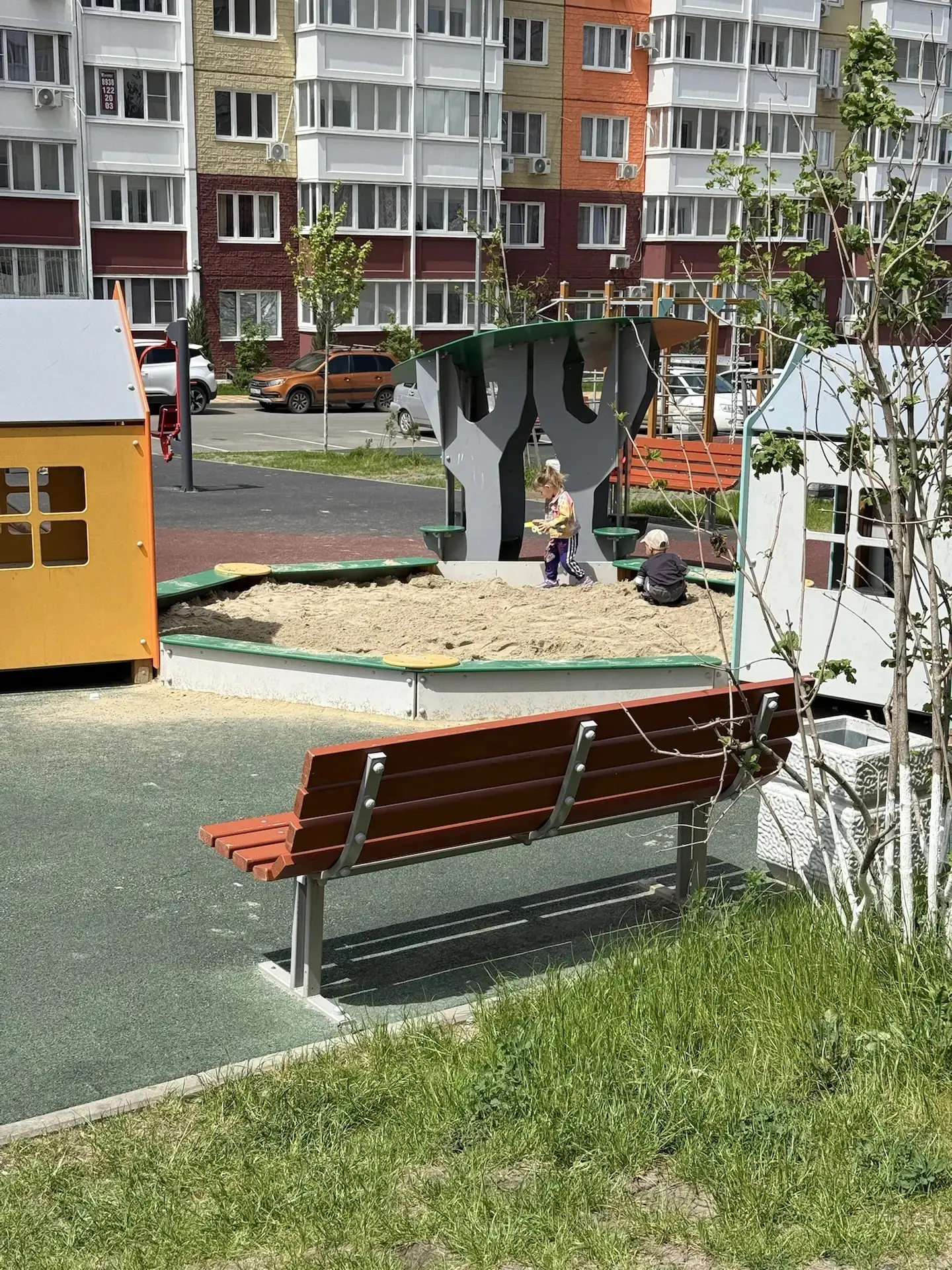 🏖С начала недели наши мужественные сотрудники обеспечивают песочницы песком.