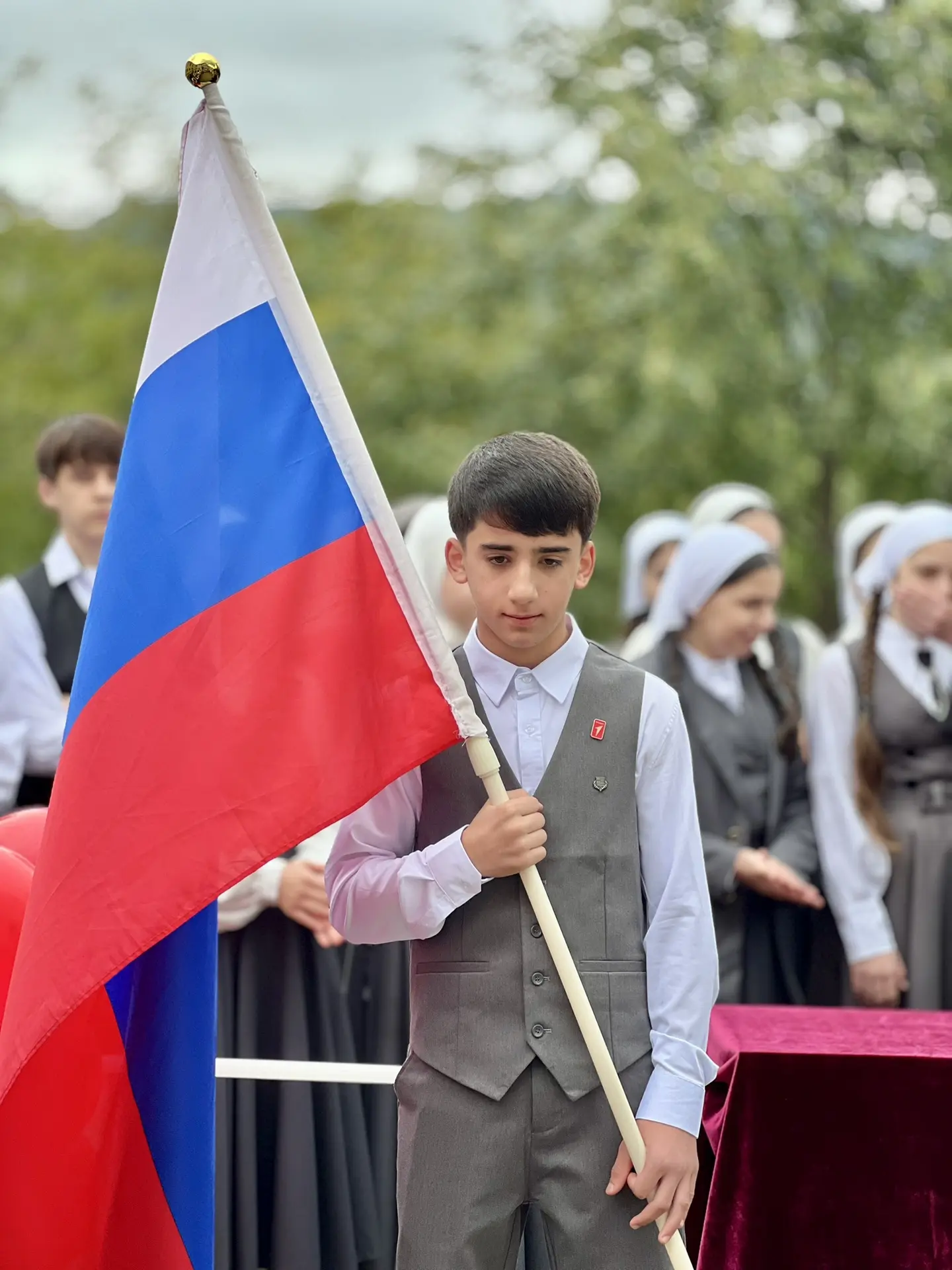 Запах осени, белые банты и миллион цветов.