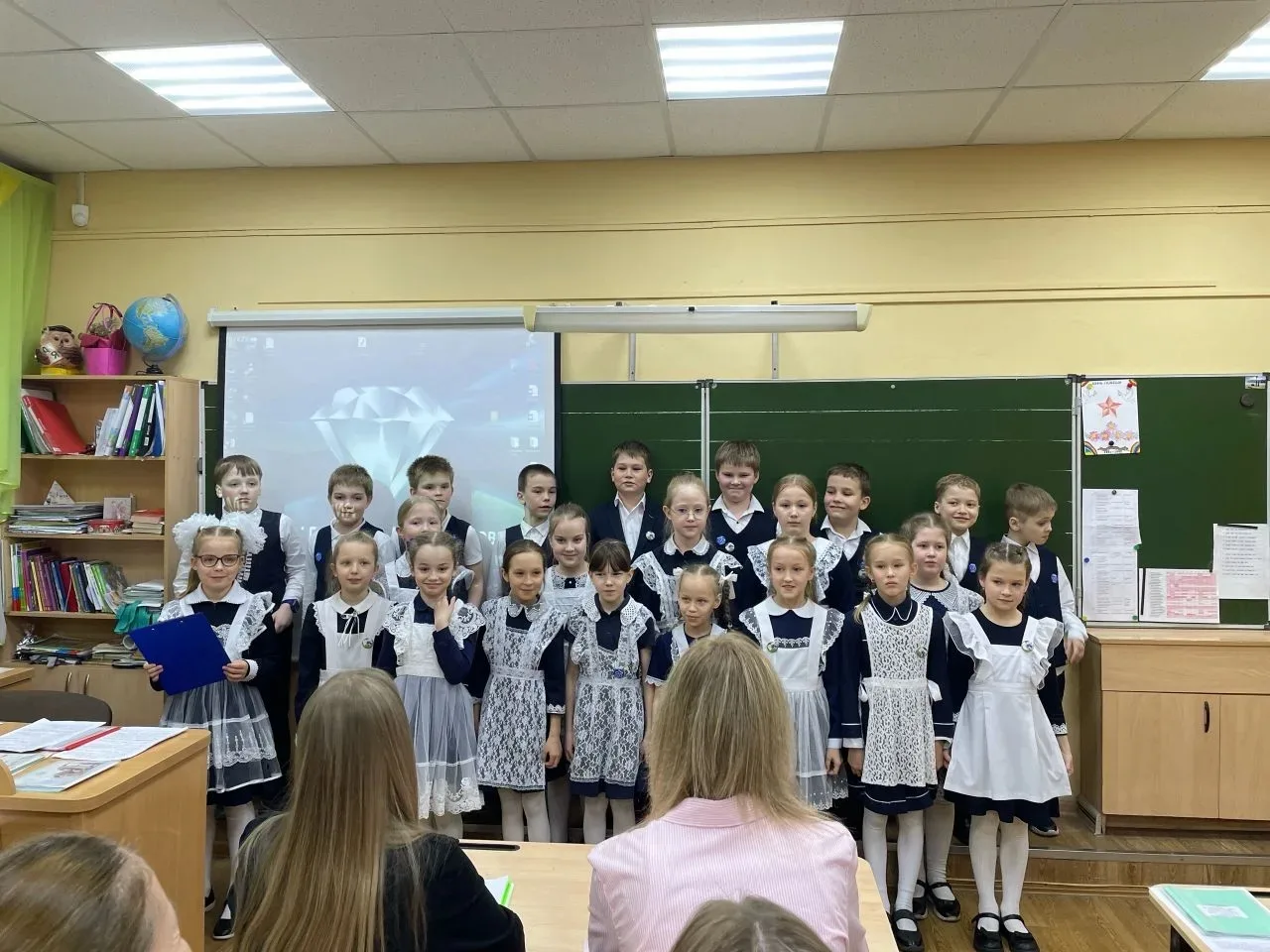 Во 2 «А» классе прошел открытый урок по литературному чтению на тему: «По страницам дет...