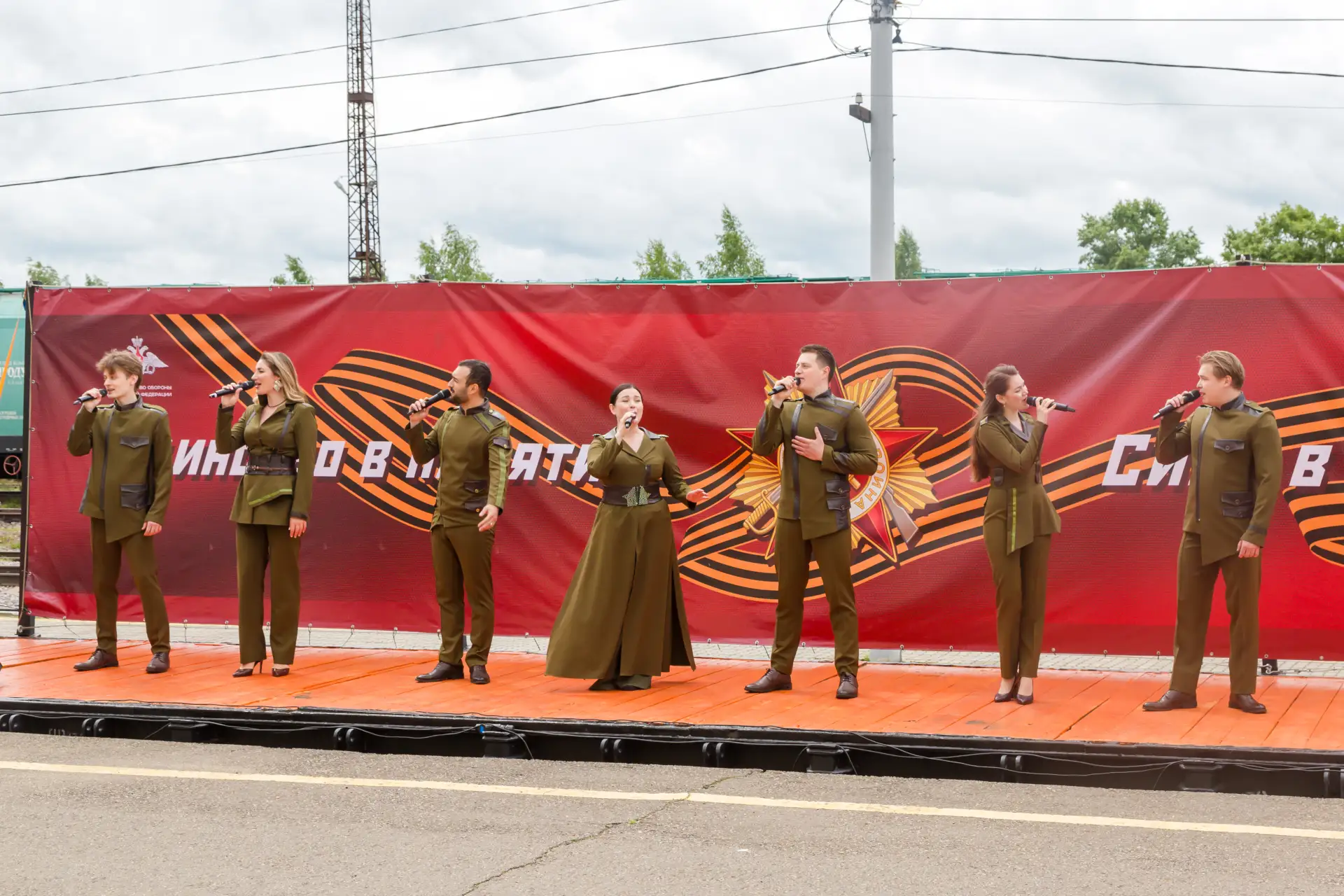 "Единство в памяти, сила в подвиге!": артисты ЦДРА дали концерт в Ржеве на платформе аг...