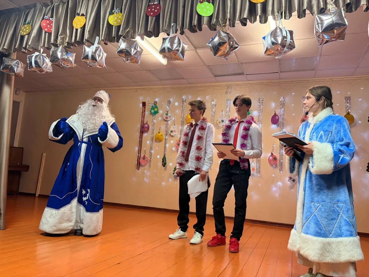 🎉✨ Новогодние мероприятия в Еткульской школе: Новый год шагает по планете 🎭🌟  На прошлой неделе в Ет