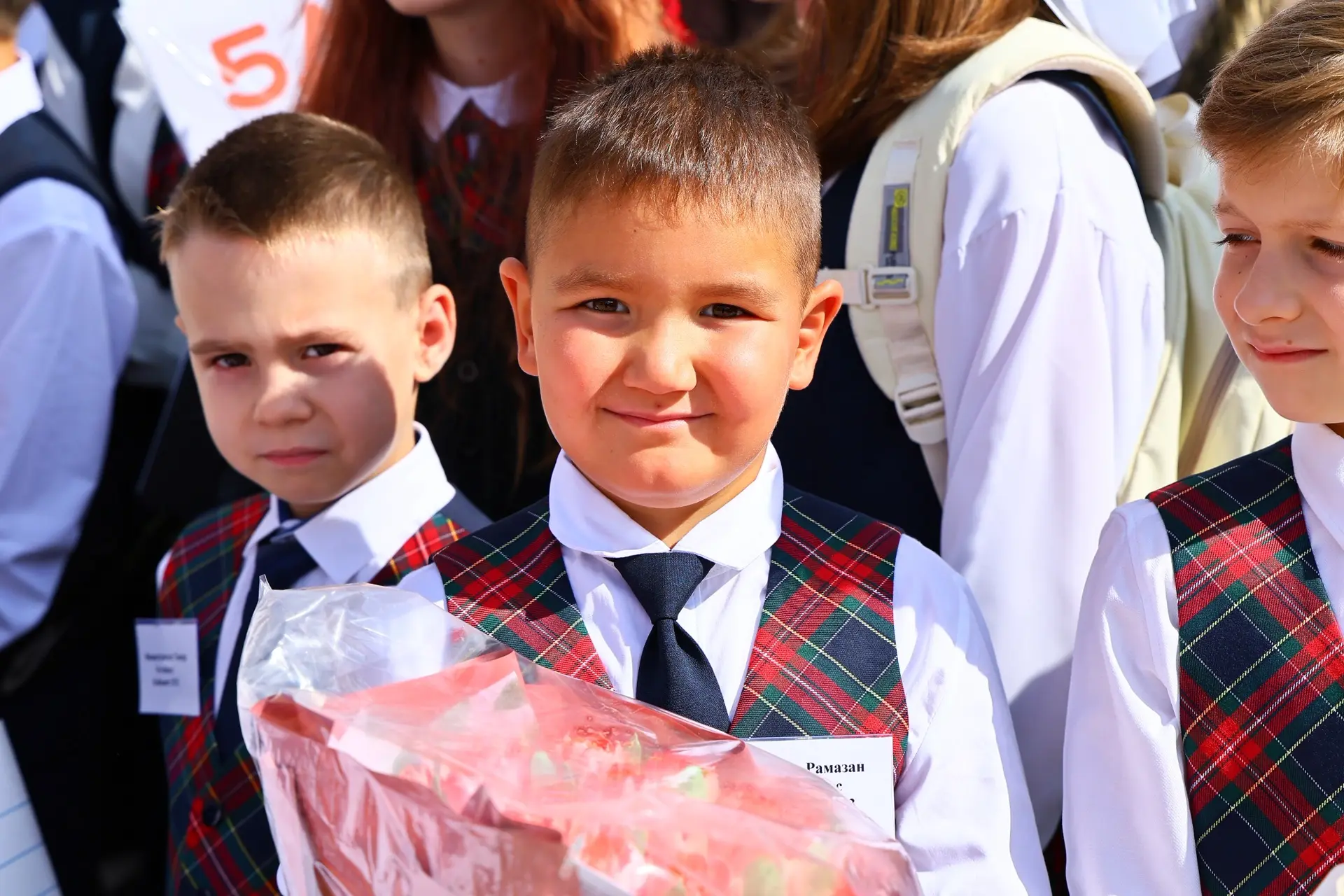 Школьные дворы сегодня снова наполнились смехом, улыбками и радостью! ✨