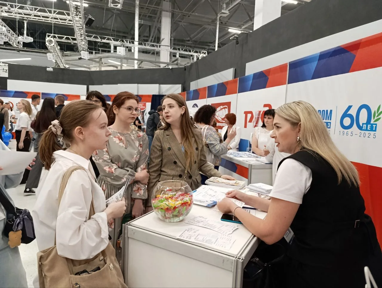 🚀 Старт карьеры и новый этап жизни: Всероссийская ярмарка трудоустройства в Волгоградской области!
