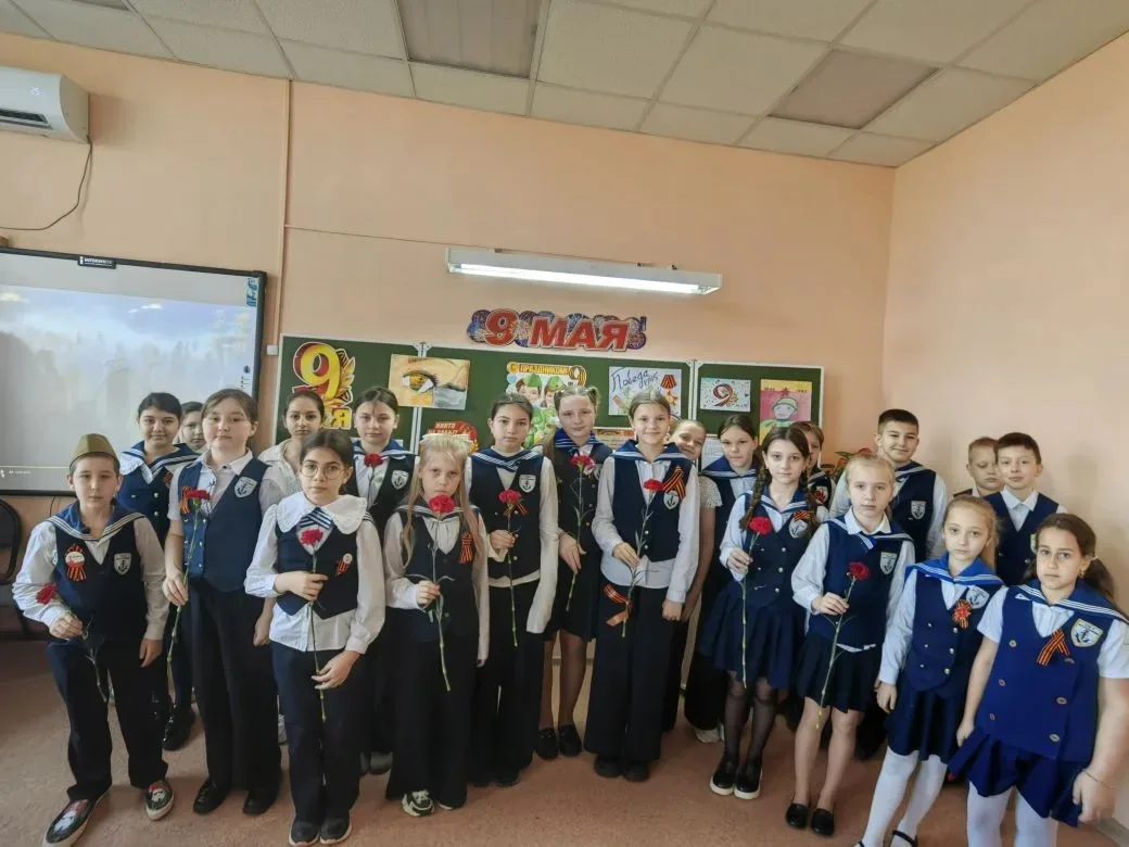 🧑‍🏫 Сегодня в стенах нашей школы царит особая атмосфера — атмосфера глубокого уважения, памяти и гор