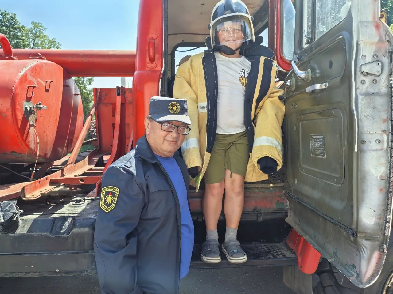 Настоящий праздник безопасности в нашем лагере! 🚒

Сегодня к нам приехала настоящая пожарная машина