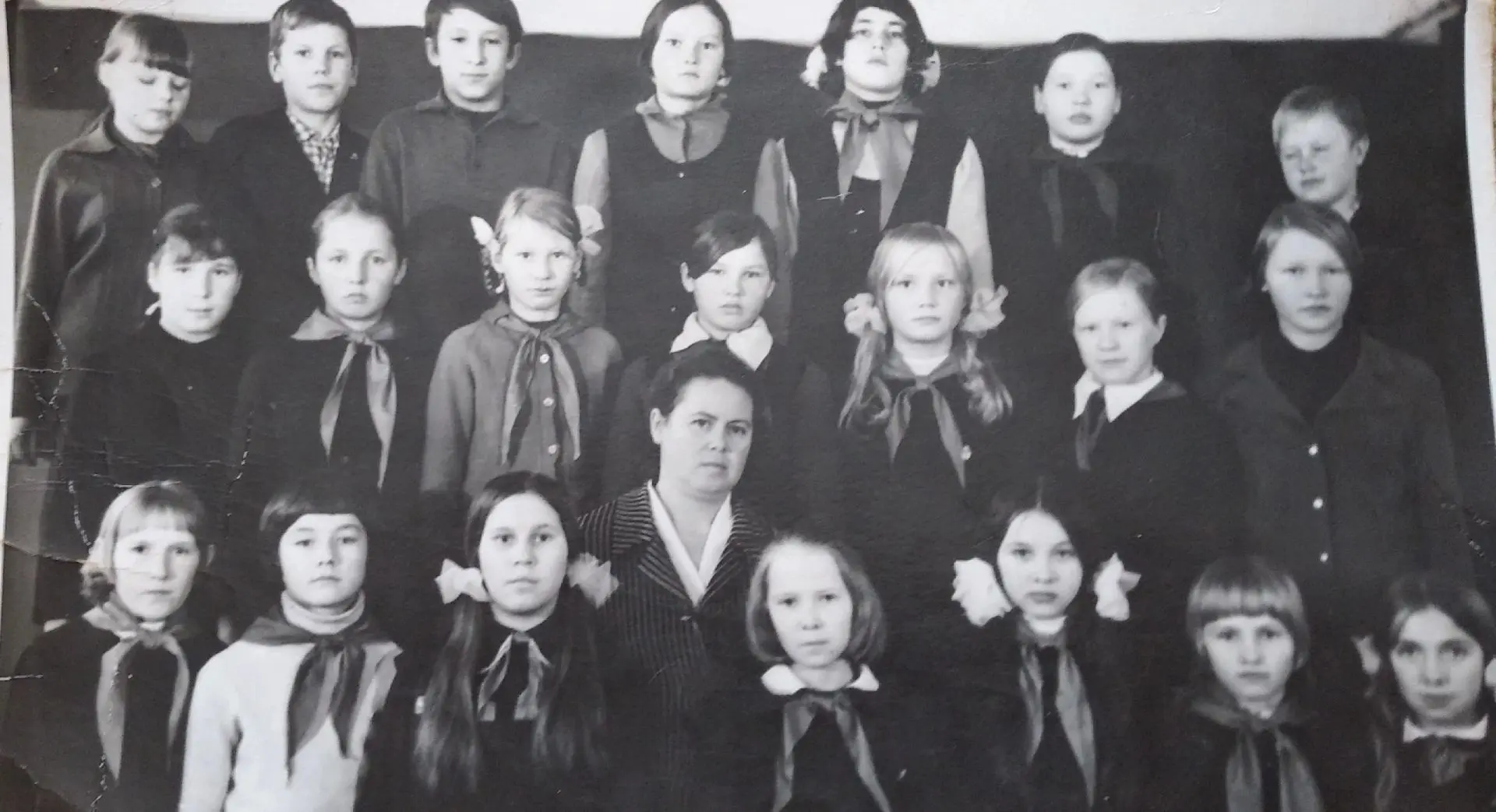 Листая старый альбом.
🧾
Узнали кого-то? Пишите.